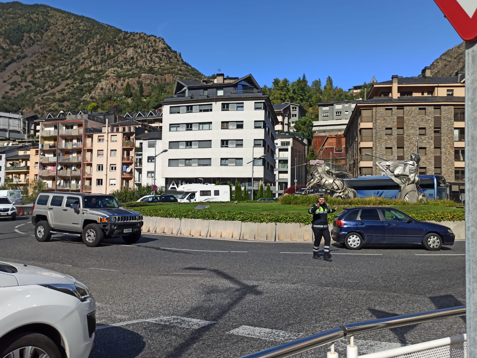 Un agent comunal regula el trànsit a la rotonda de la Dama de Gel aquest dimarts.