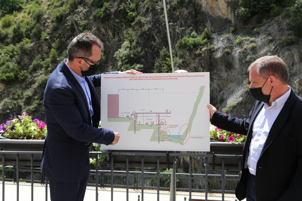 El ministre de Territori i Habitatge, Víctor Filloy i el cònsol de Sant Julià, Josep Majoral observen el plànol del projecte. El ministre de Territori i Habitatge, Víctor Filloy i el cònsol de Sant Julià, Josep Majoral observen el plànol del projecte.