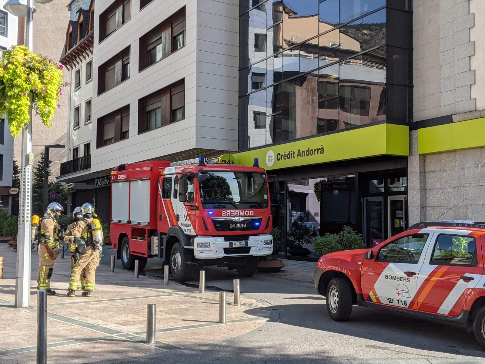 Els vehicles dels bombers al costat de l'edifici afectat.