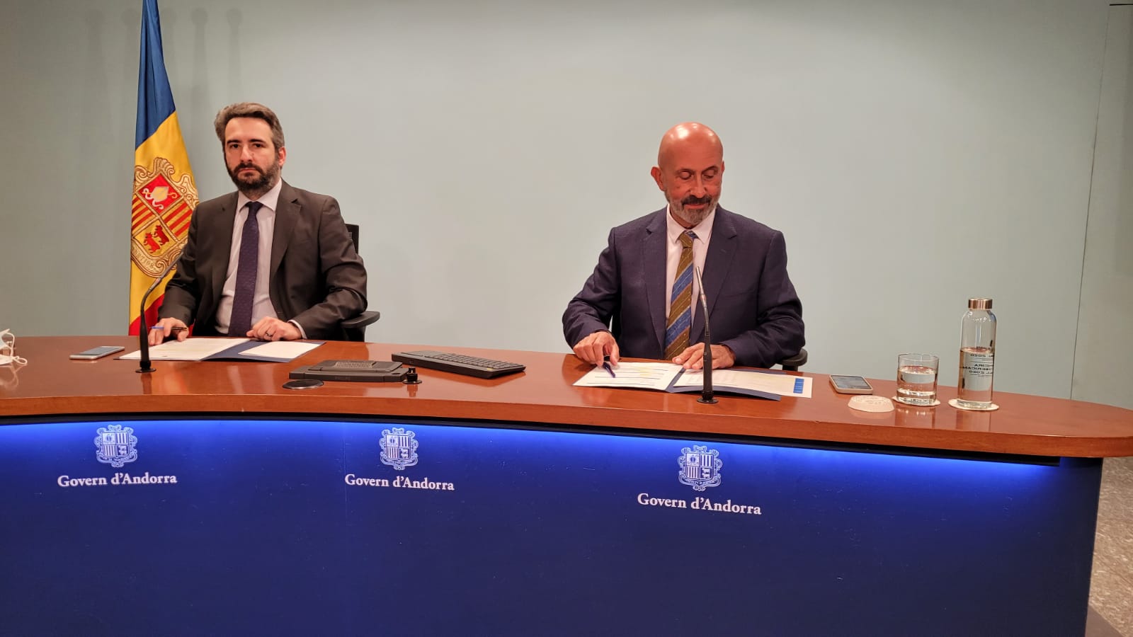 Benazet, a la dreta, amb el ministre Jover.