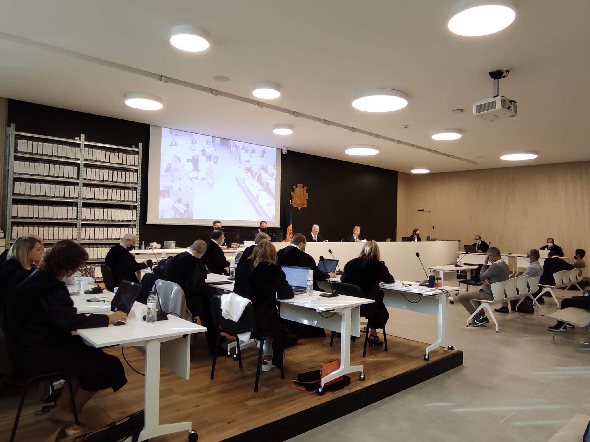 Els representants de fiscalia i de l'acusació particular exercida pel Govern, al fons a la dreta.