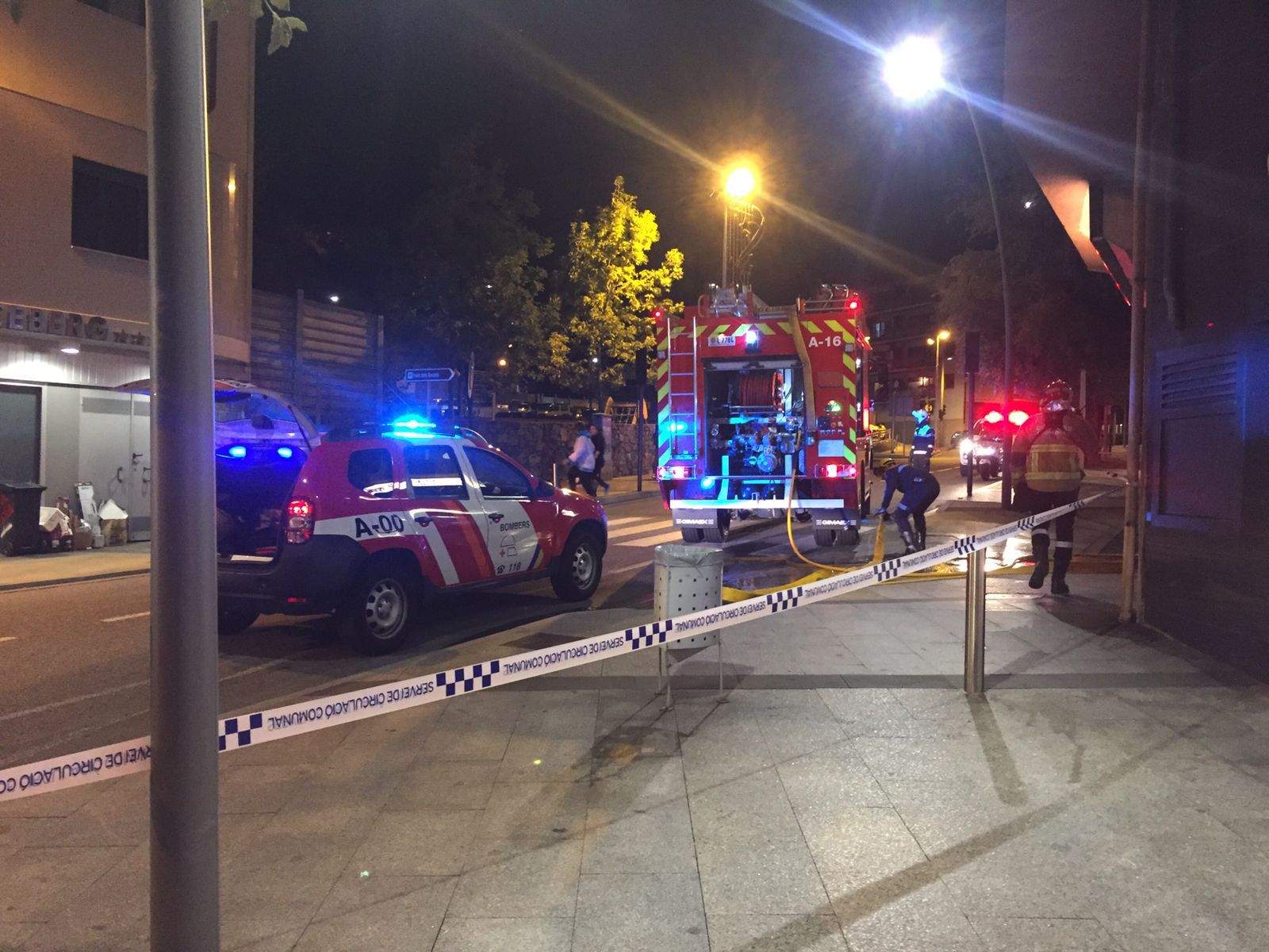 Dispositius dels bombers a l'avinguda dels Escalls.