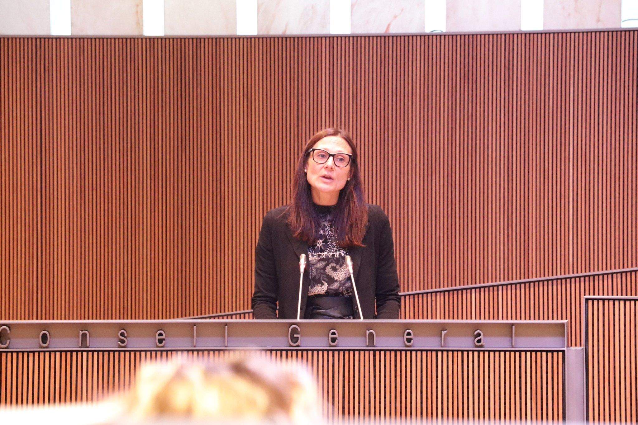 Ester Molné dirigint-se a la cambra des del faristol.