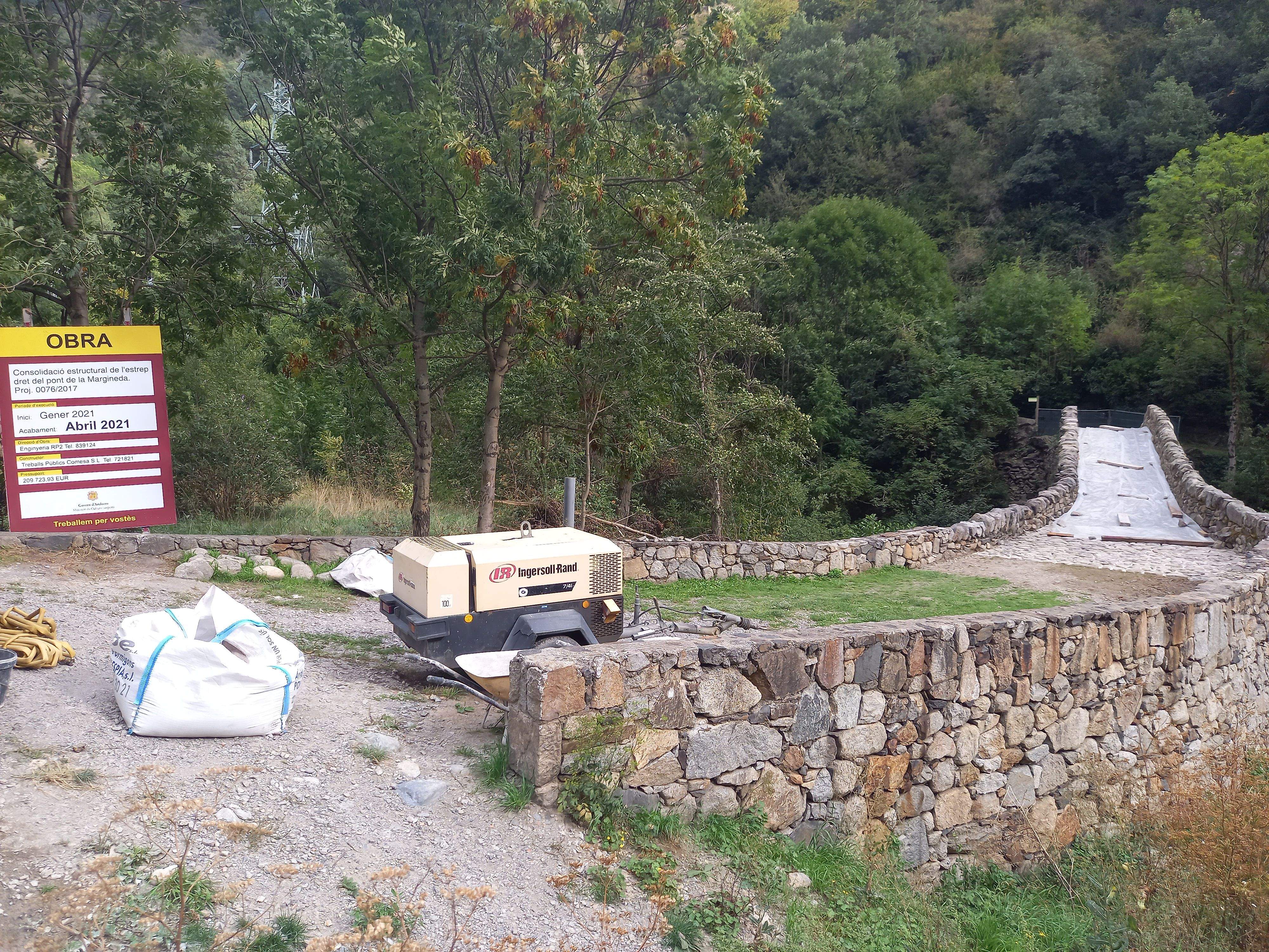 El pont de la Margineda, amb el cartell que anuncia les obres.