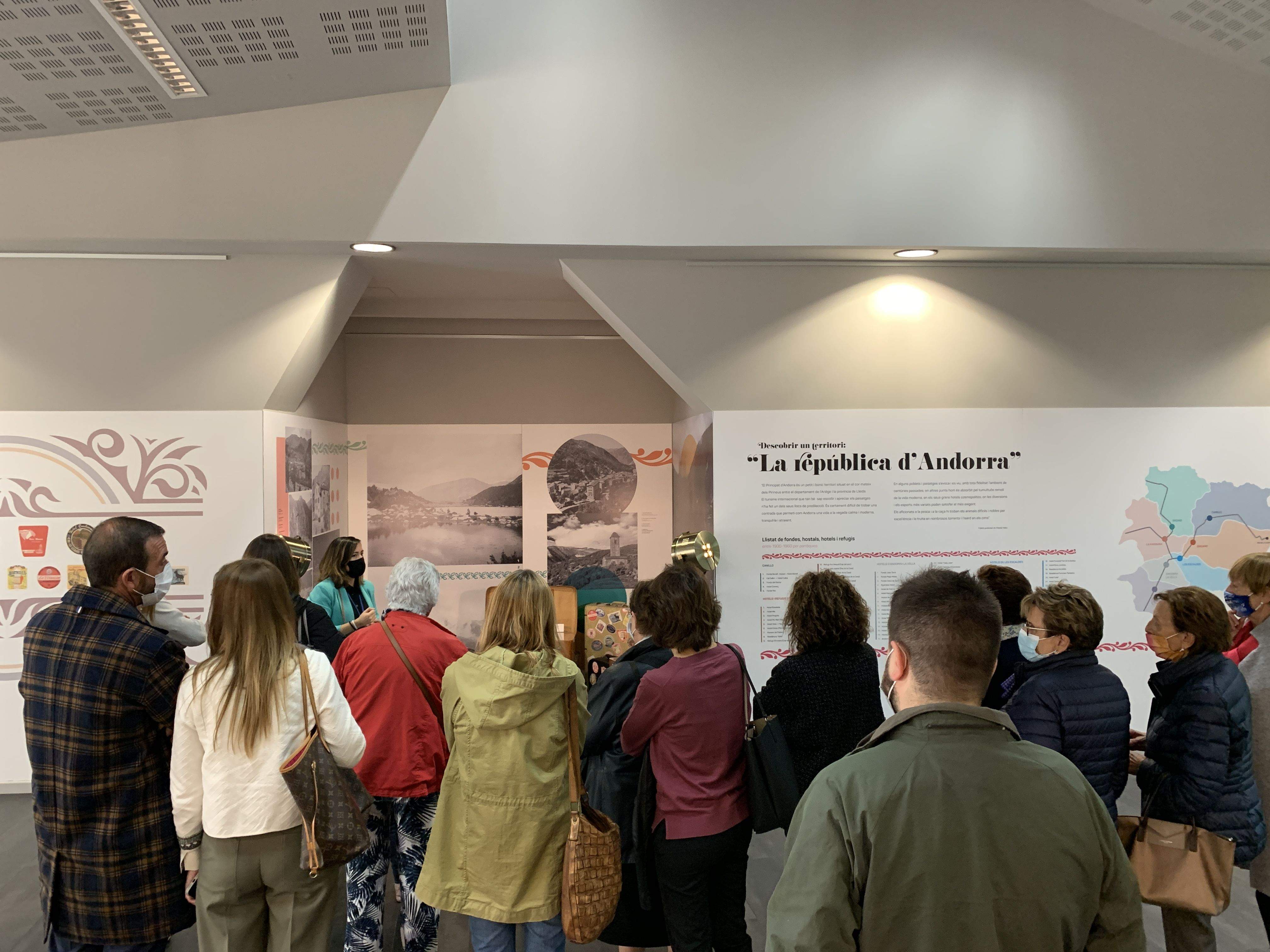 Un moment de la visita a l'exposició de l'Espai Caldes.