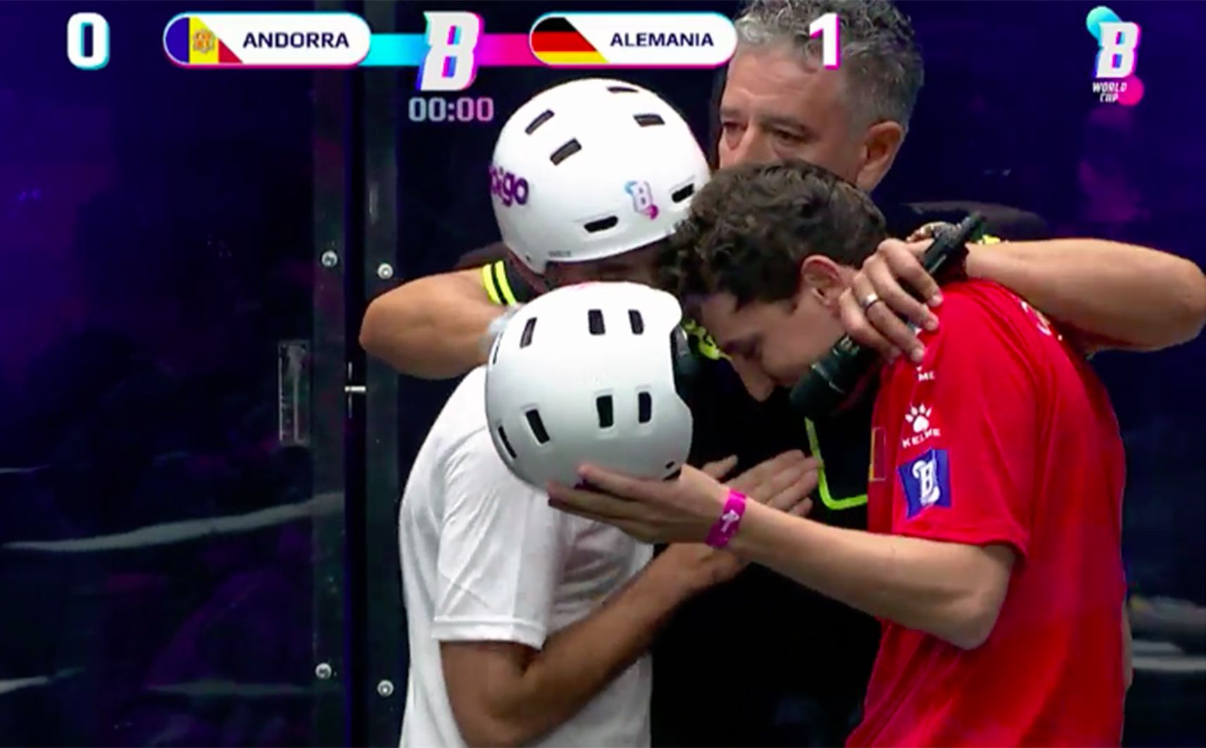 Spieb i Cierco abraçats a l'àrbitre al terme del partit.