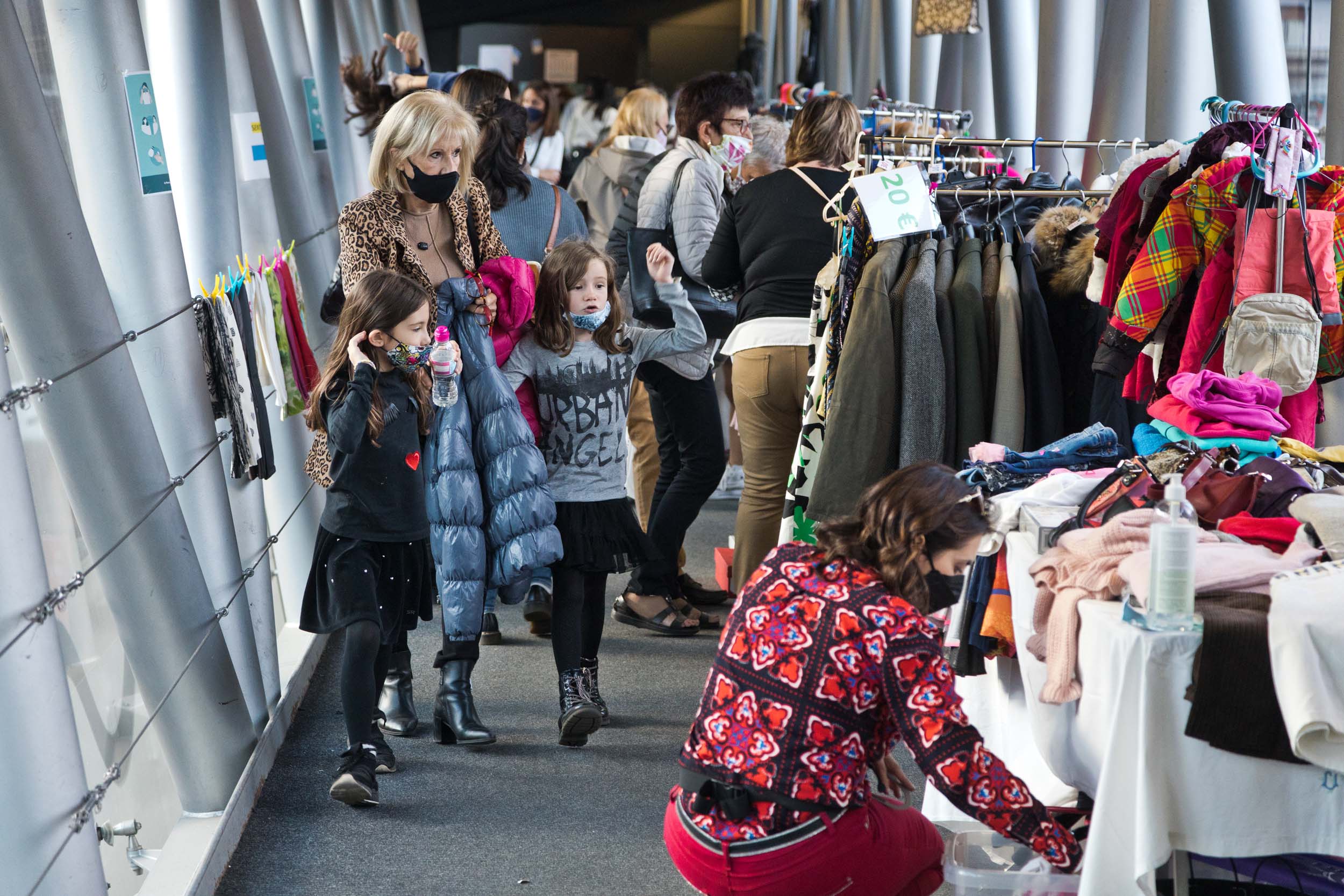 Alguns dels primers assistents al mercat de roba i complements.