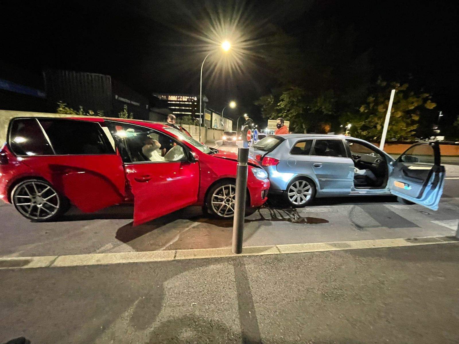 Els dos vehicles que han protagonitzat la col·lisió.