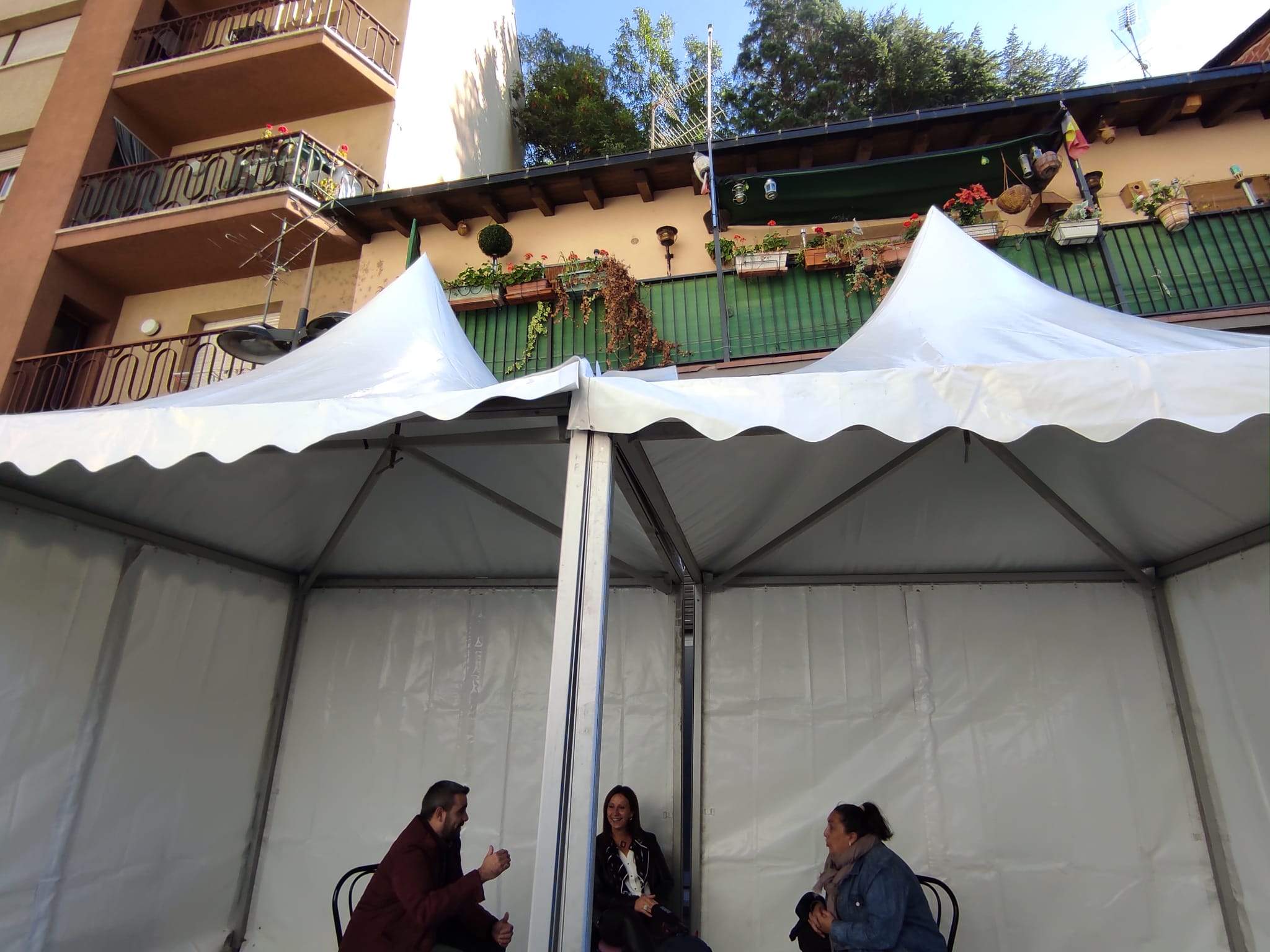 Carles Pereira i Mireia Codina conversant amb una ciutadana.