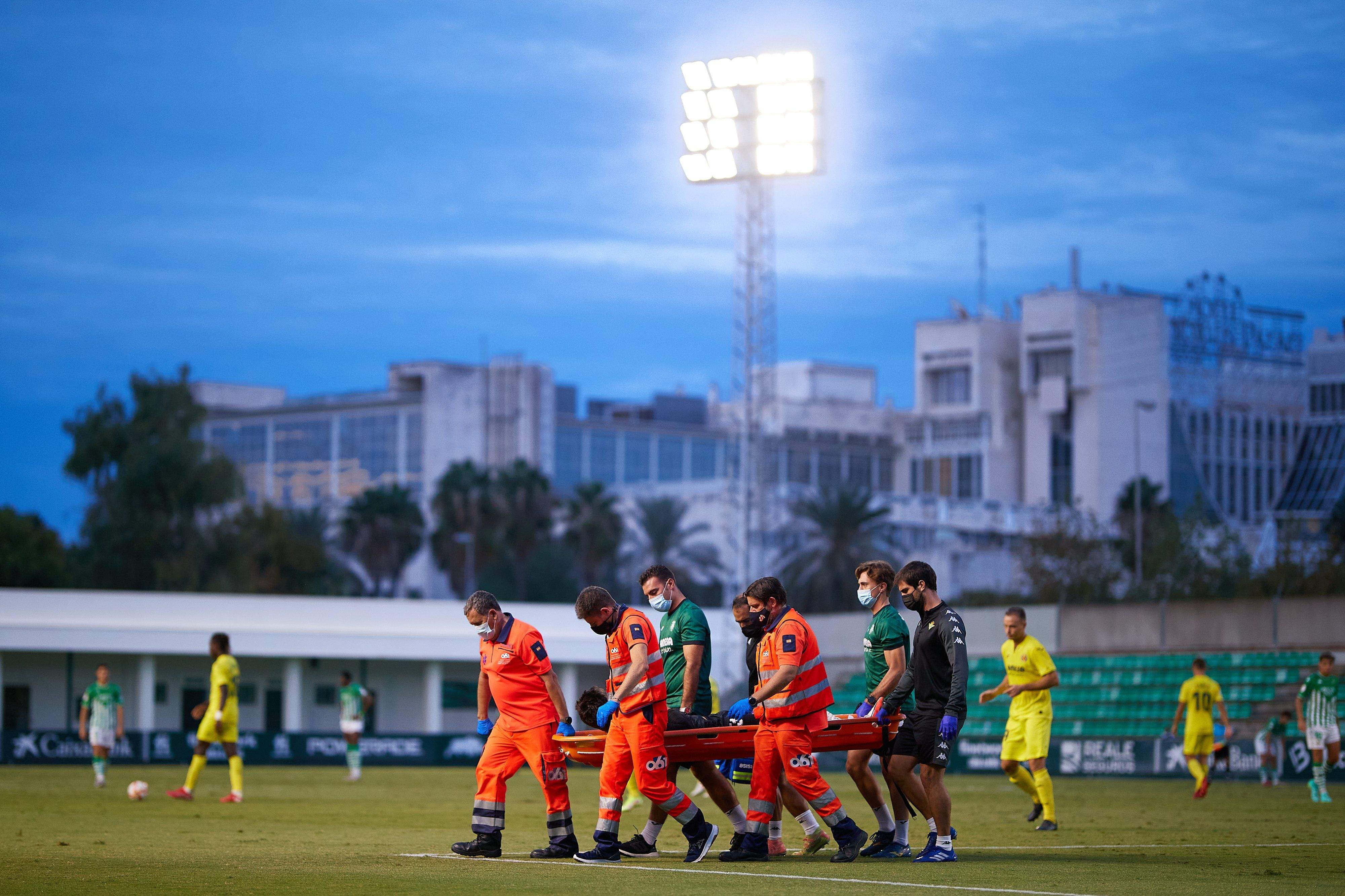Iker, evacuat per les assistències. Iker, evacuat per les assistències.