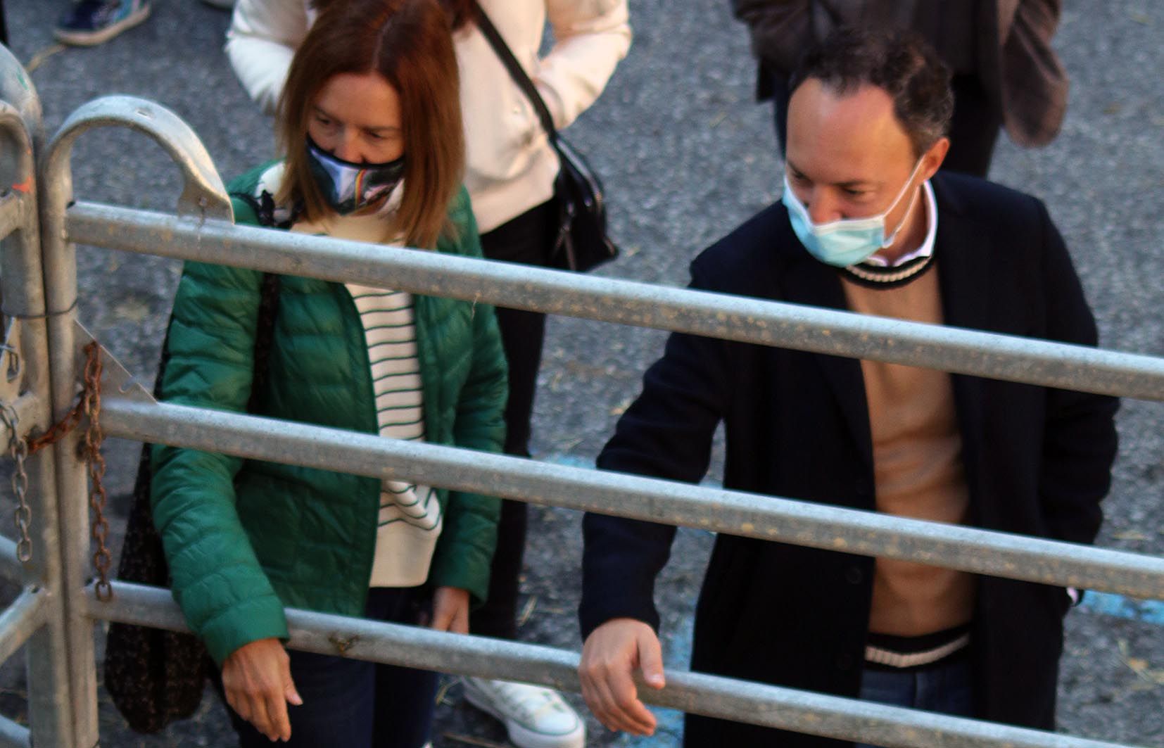 Sílvia Calvó i Xavier Espot observant un dels tancats de la Fira del Bestiar, a Canillo.
