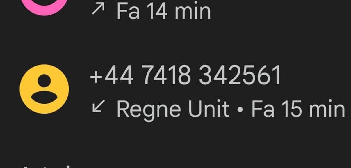 Captura de la pantalla del mòbil amb la trucada des d'Anglaterra.