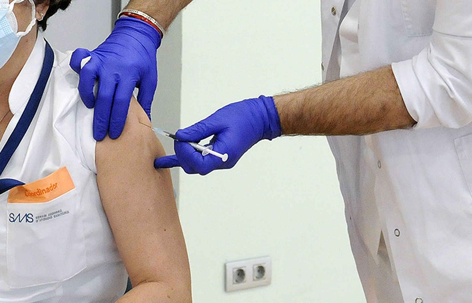 Vacunació d'un sanitari.