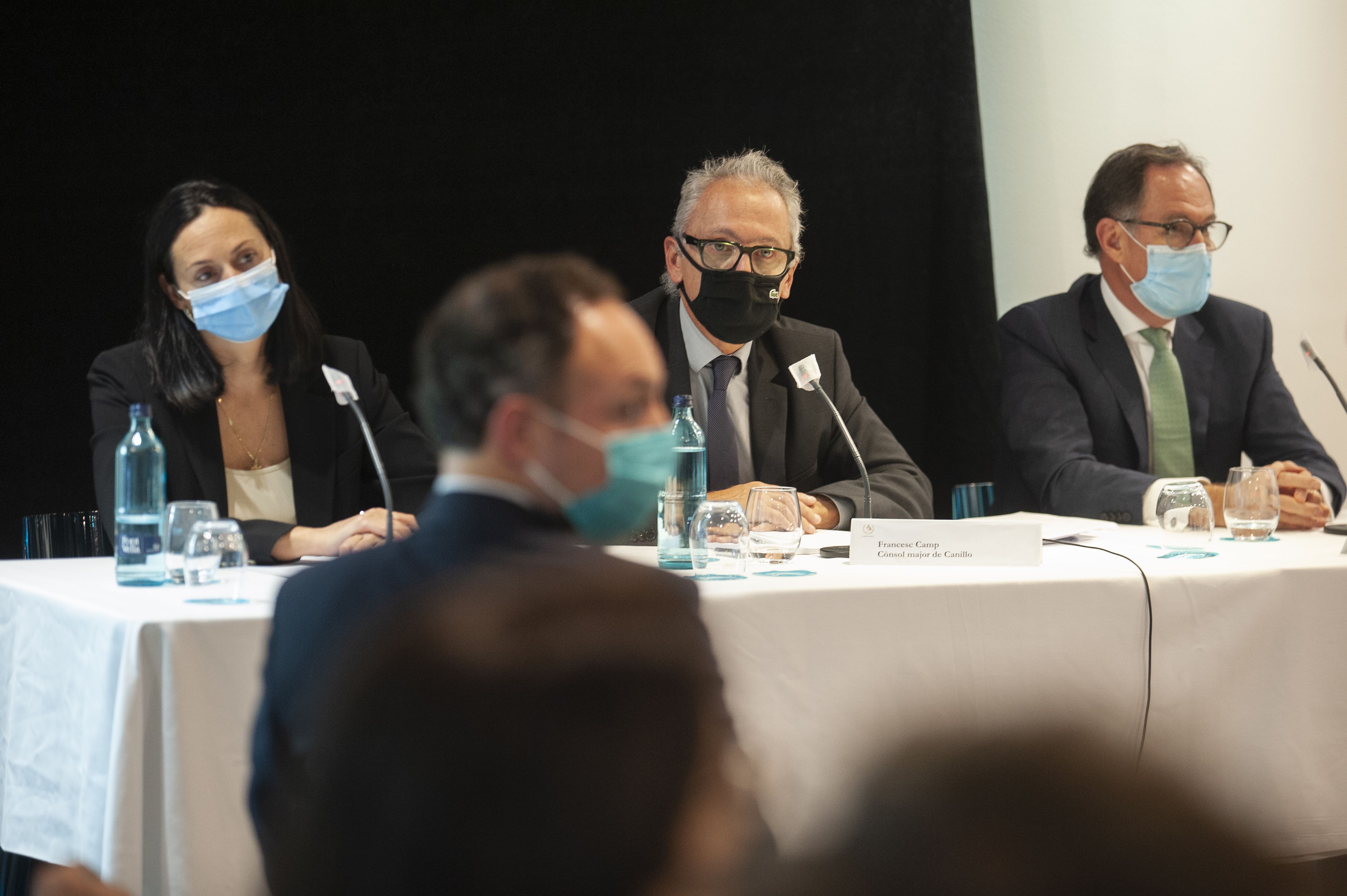 Olga Molné, Francesc Camp i Xavier Cornella durant la presentació del principi d'acord.