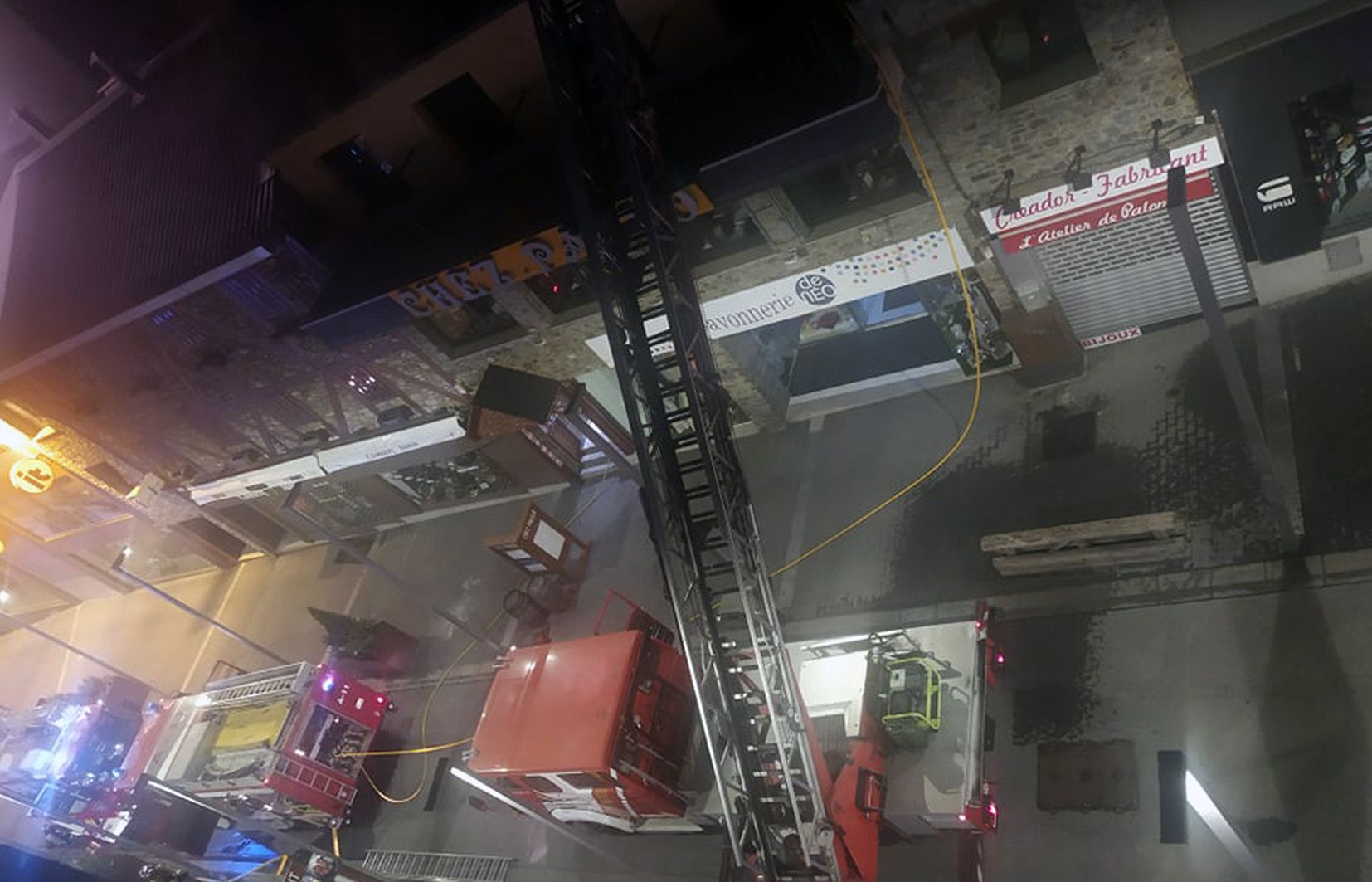 Bombers treballant en l'extinció de l'incendi. Bombers treballant en l'extinció de l'incendi.