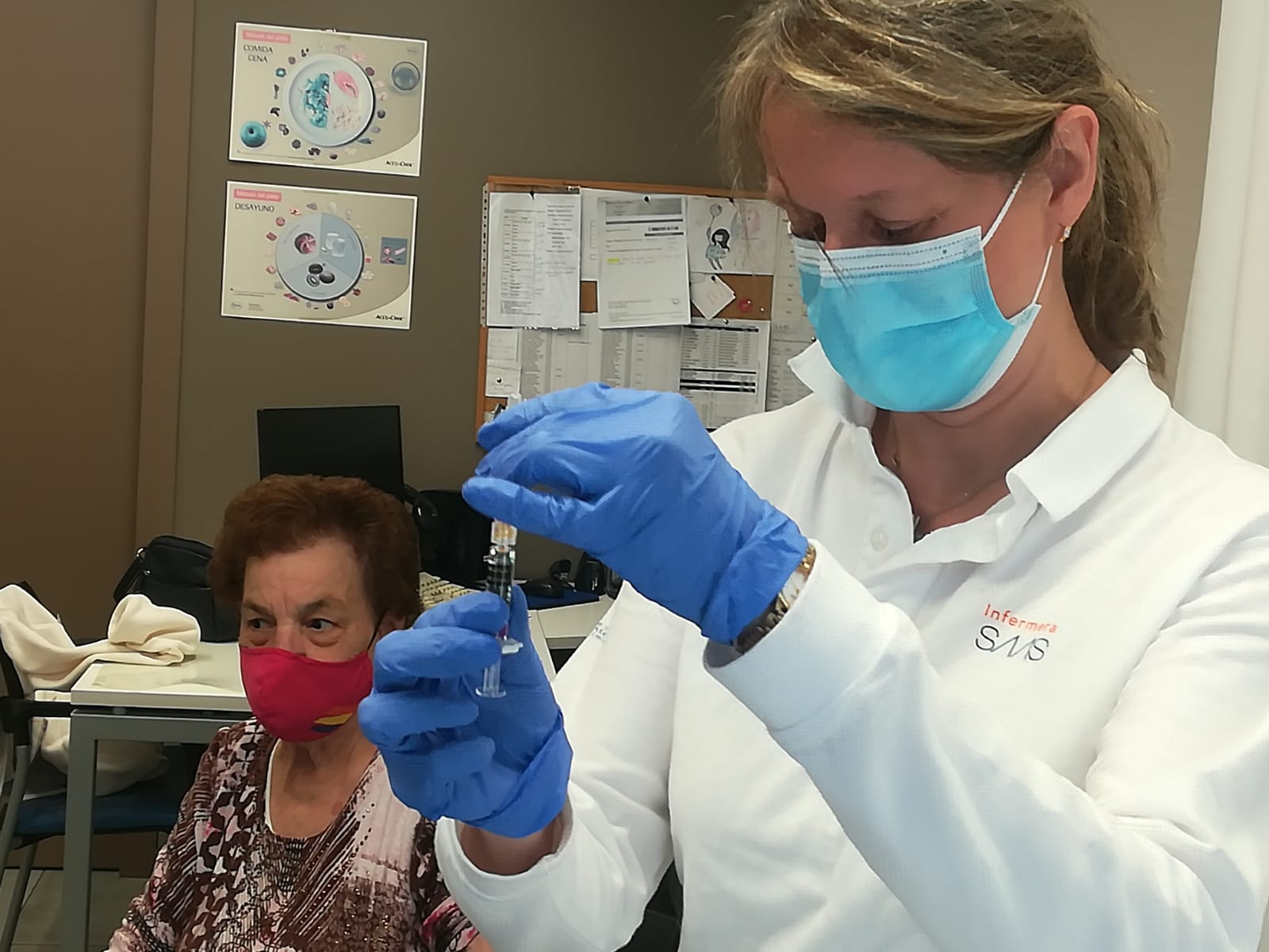 La infermera del CAP de la Massana, Paqui Guerrero, preparant una vacuna de la grip.