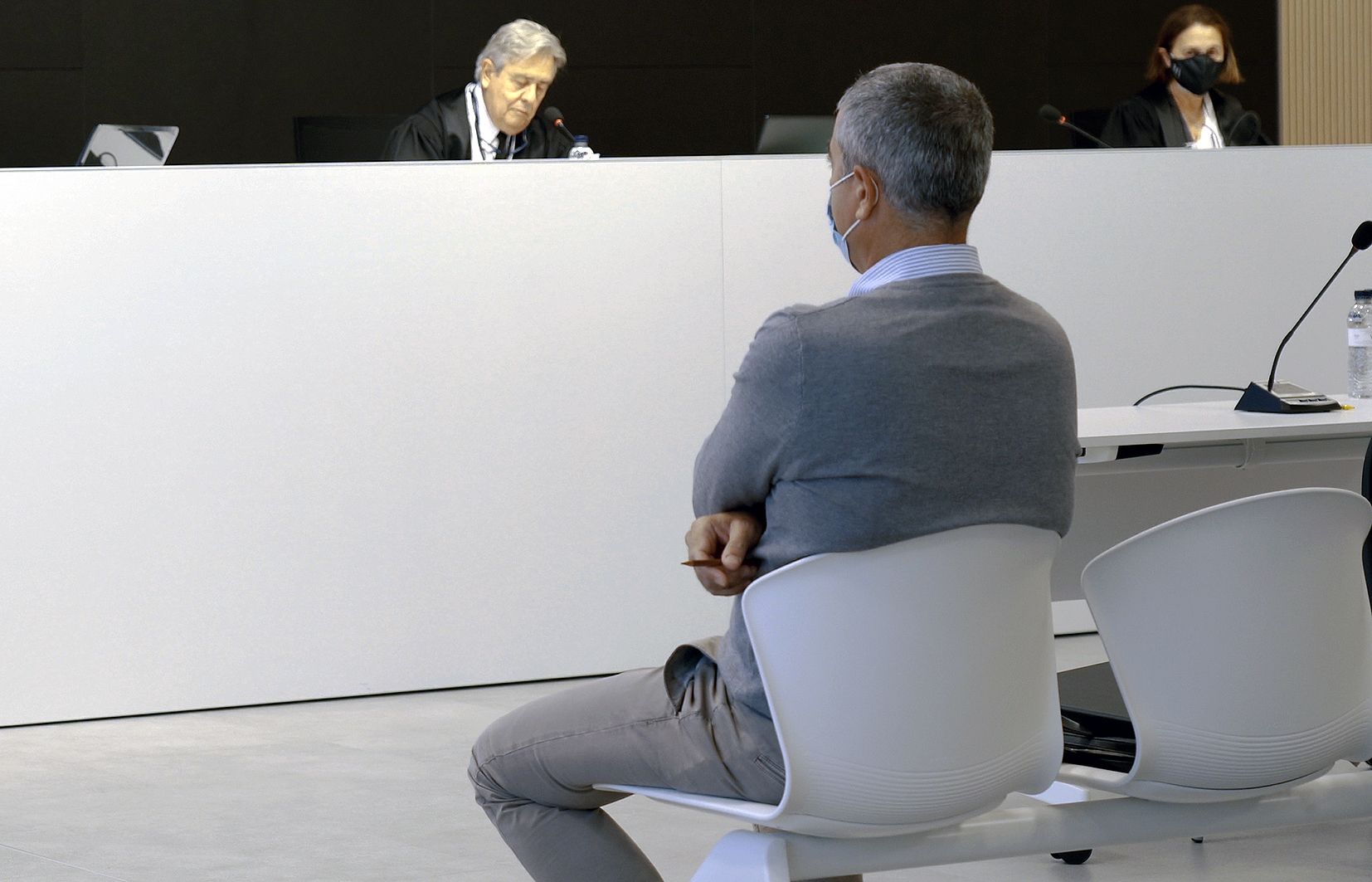 Joan Pau Miquel assegut davant el tribunal.