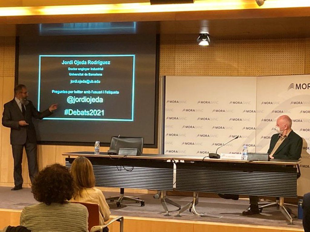 El doctor Jordi Ojeda durant la conferència sota l'atenta mirada del presentador dels ponents, Alan Ward.