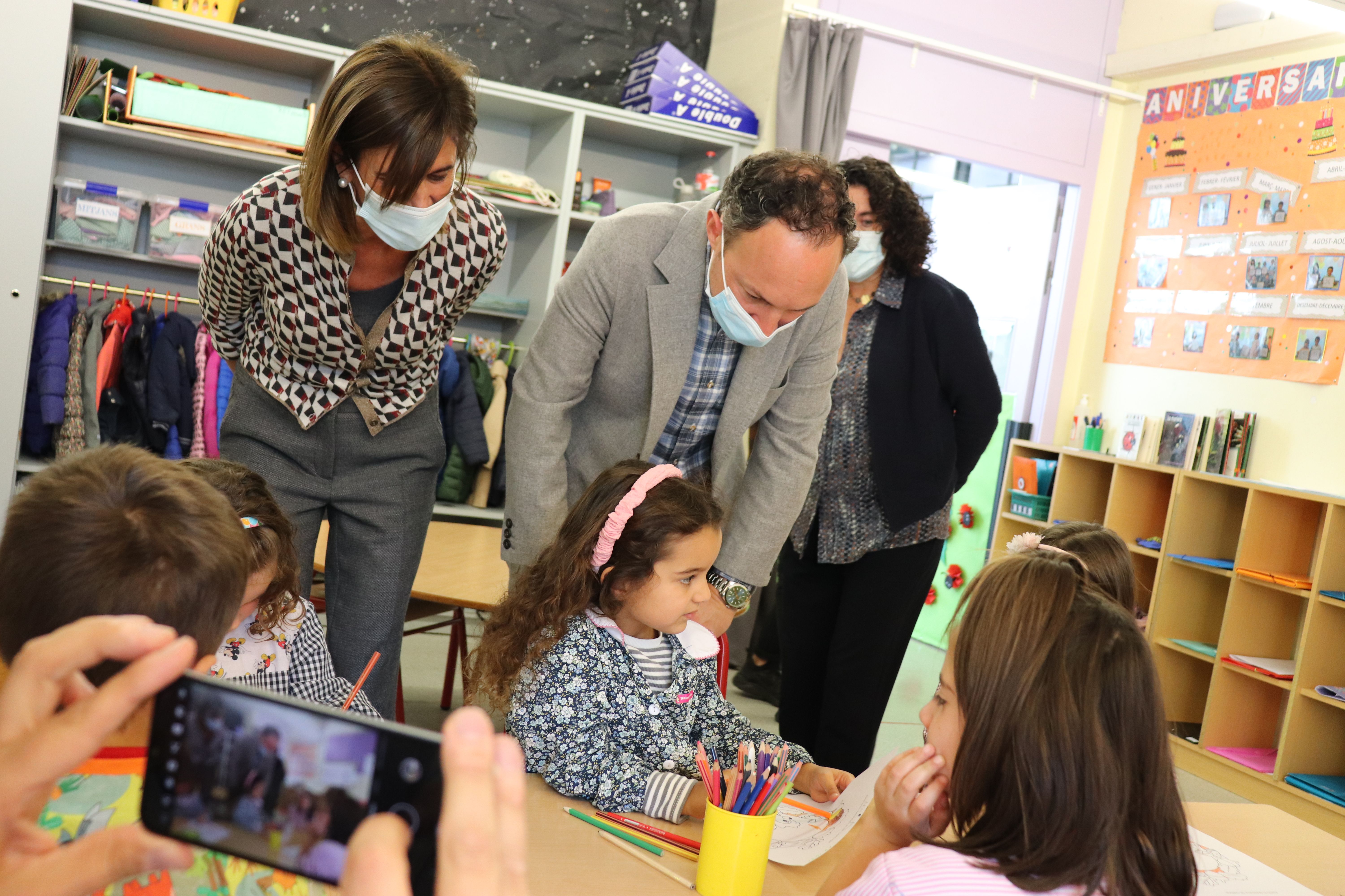 El cap de Govern i la ministra d'Educació en una visita a Santa Coloma.