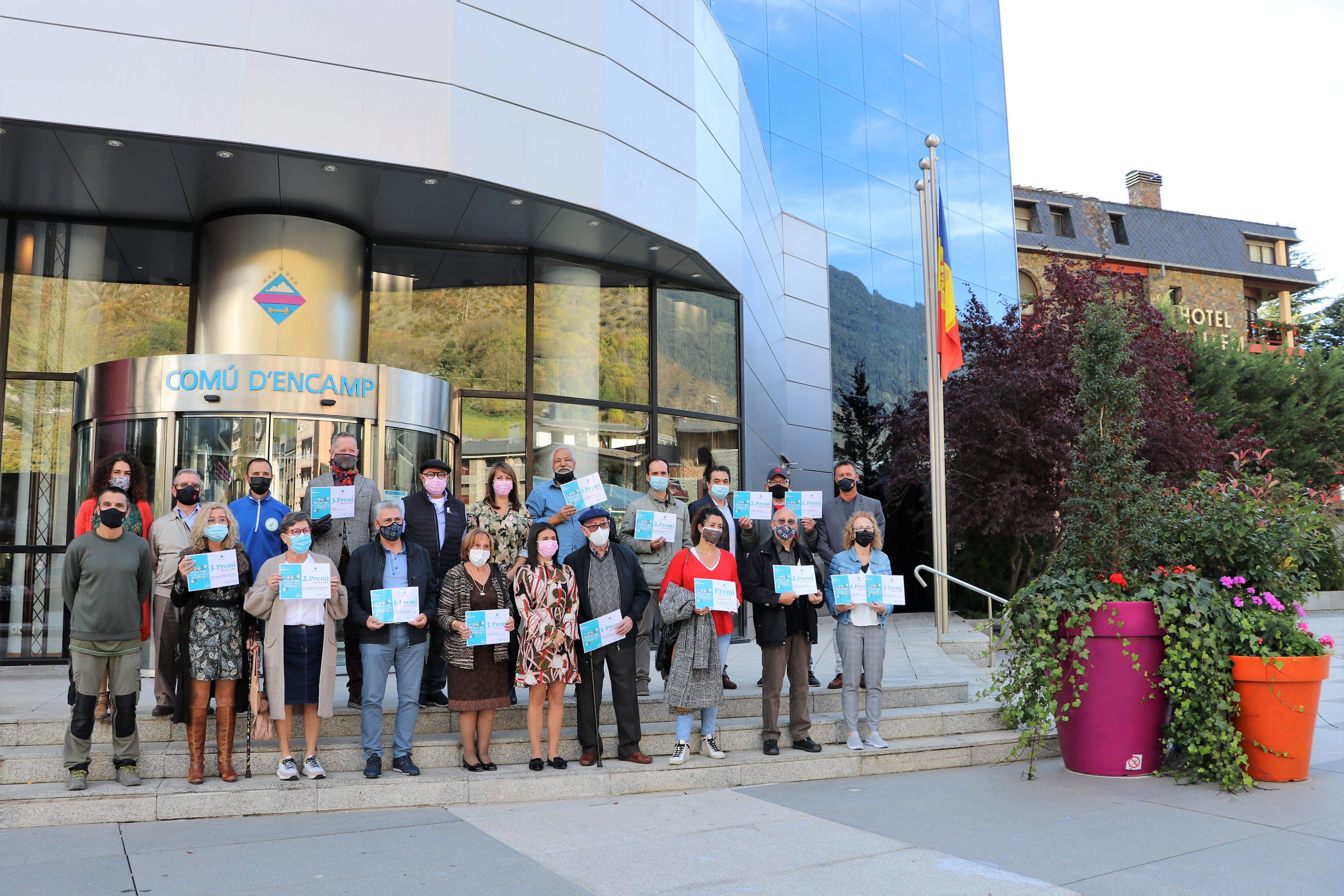 Els participants al concurs amb els premis rebuts a la porta del comú.
