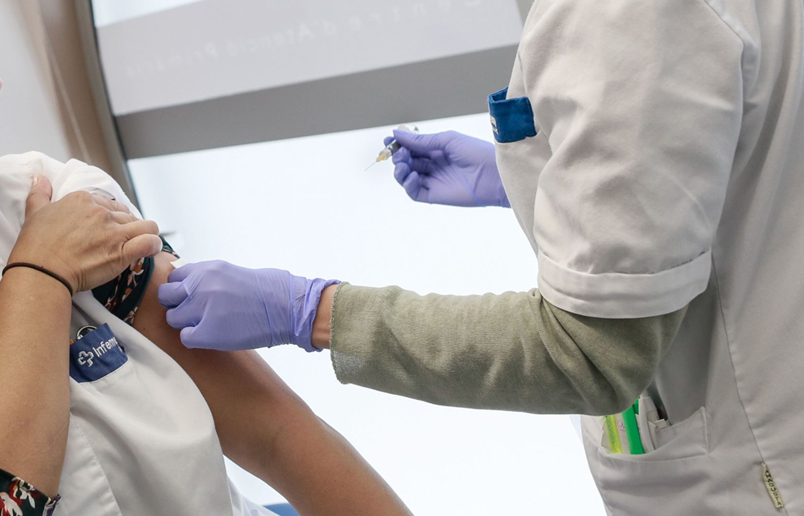 Una infermera vacunant-ne una altra.