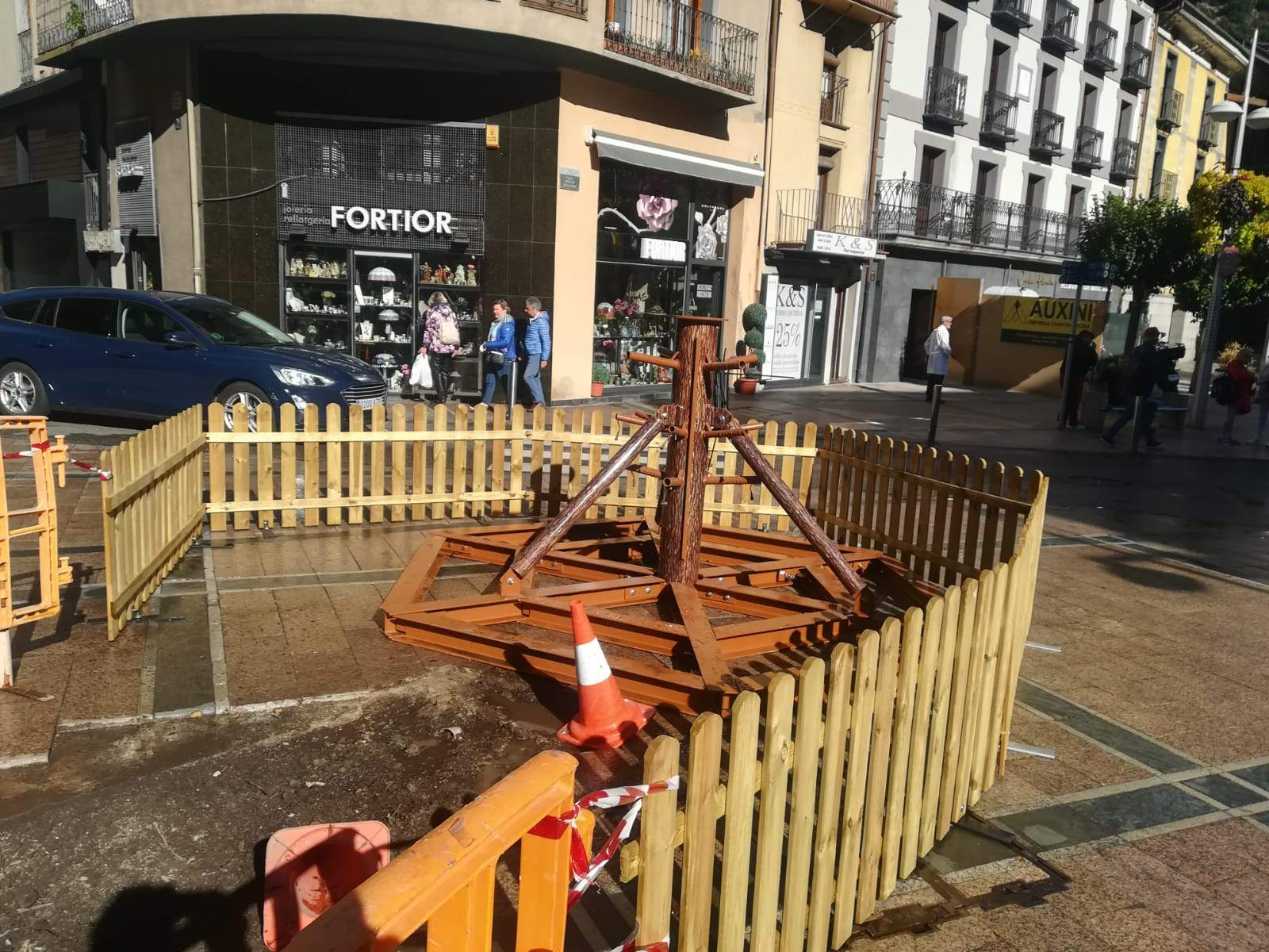 L'arbre de Nadal en plena instal·lació.