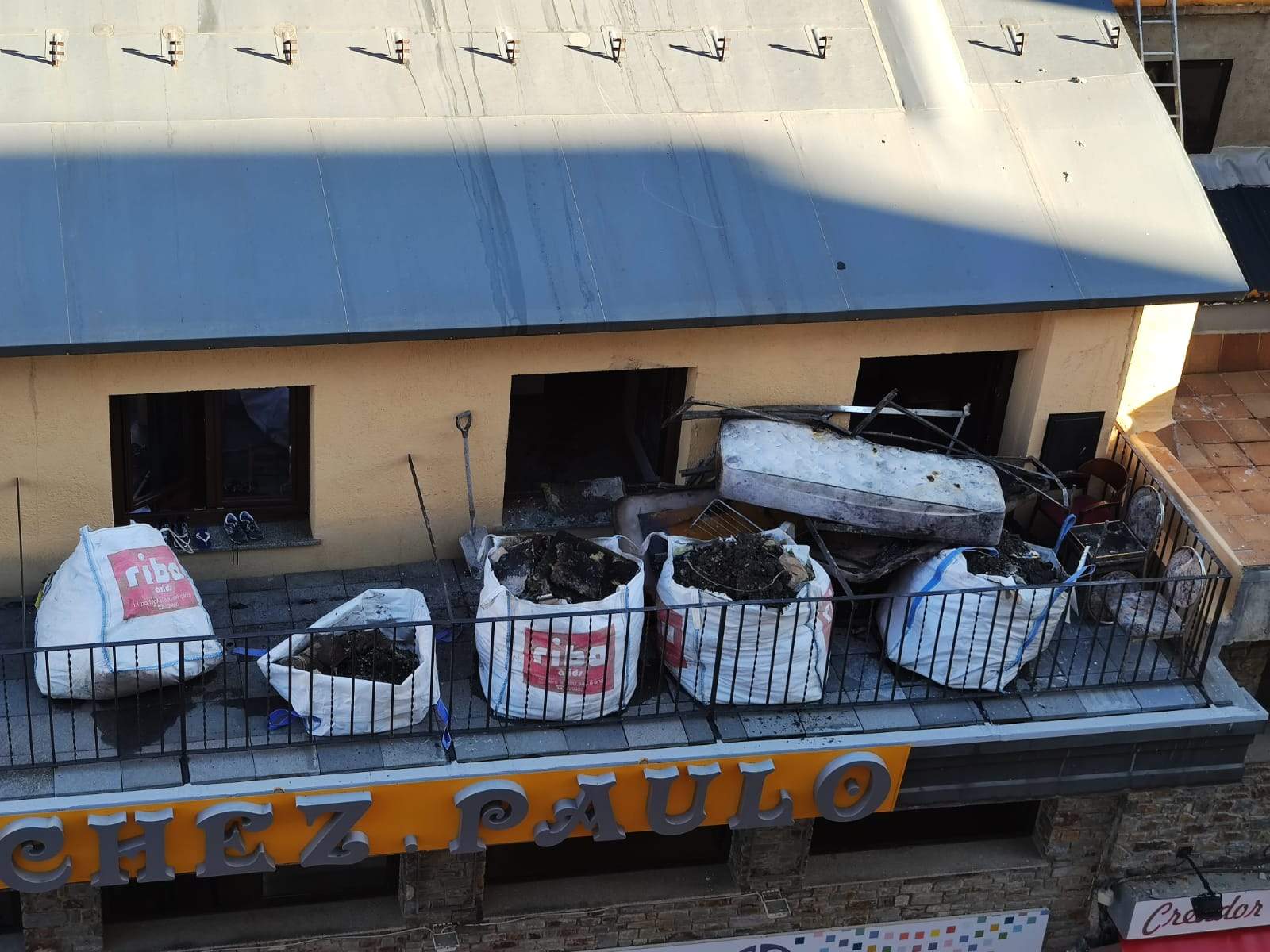 Material ja retirat de l'interior dels habitatges afectats.