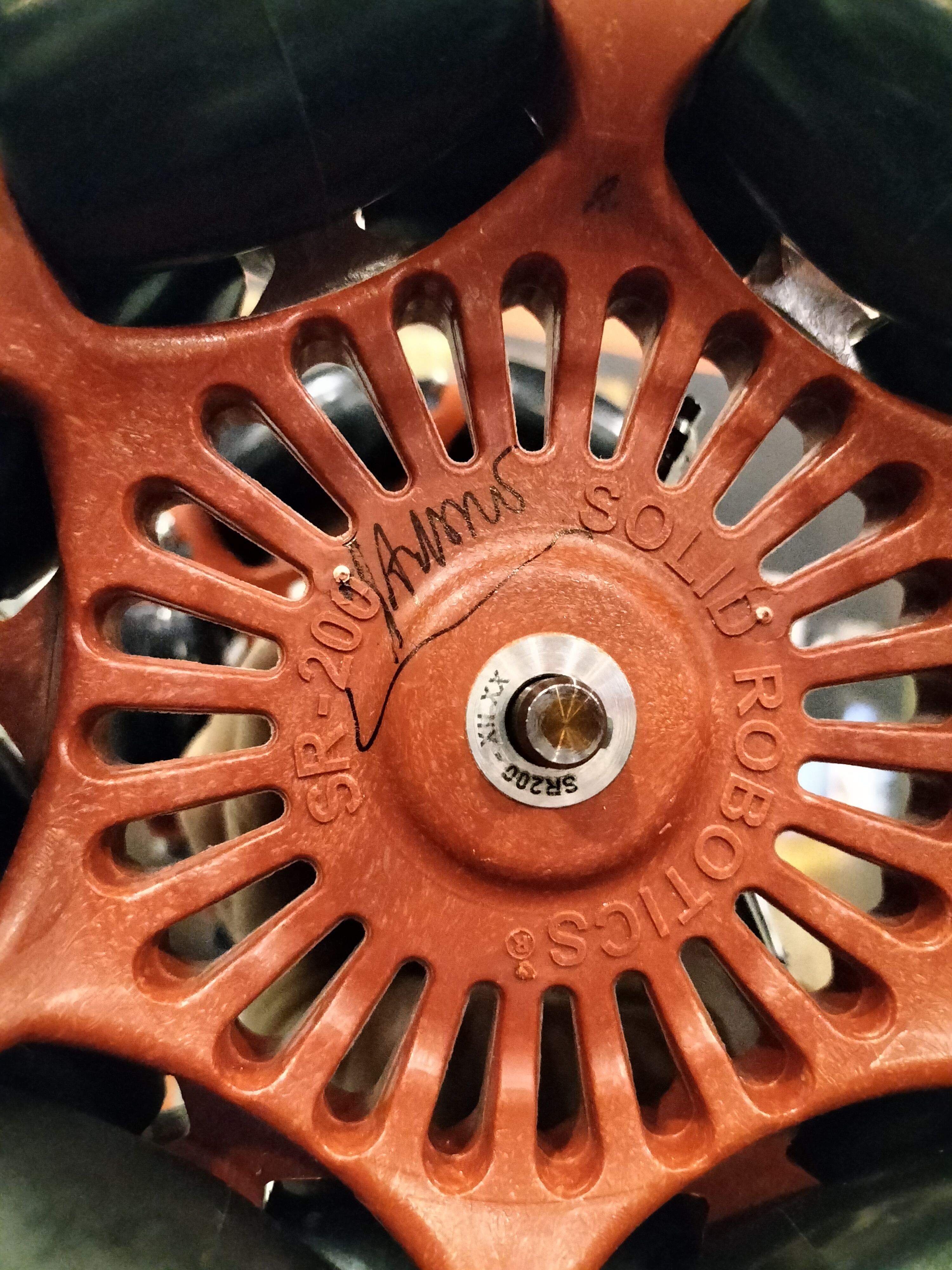 La firma de Macron estampada en una de les rodes.