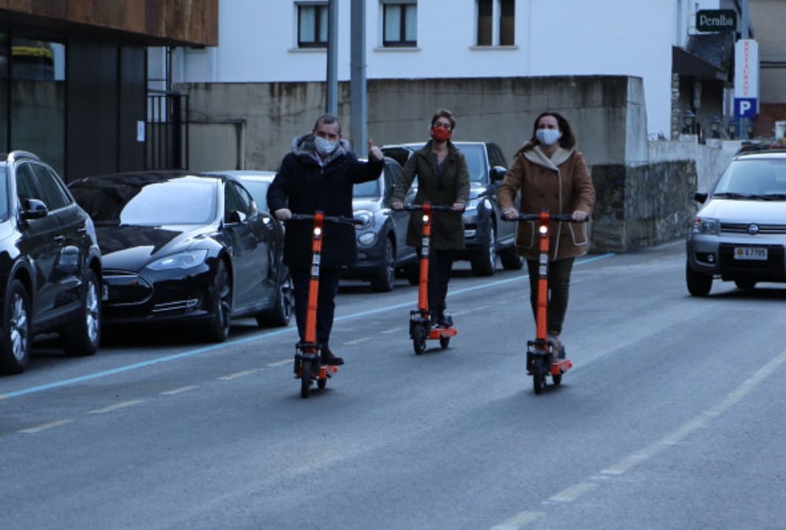 Els cònsols de Sant Julià de Lòria, Josep Majoral i Mireia Codina amb patinet elèctric.
