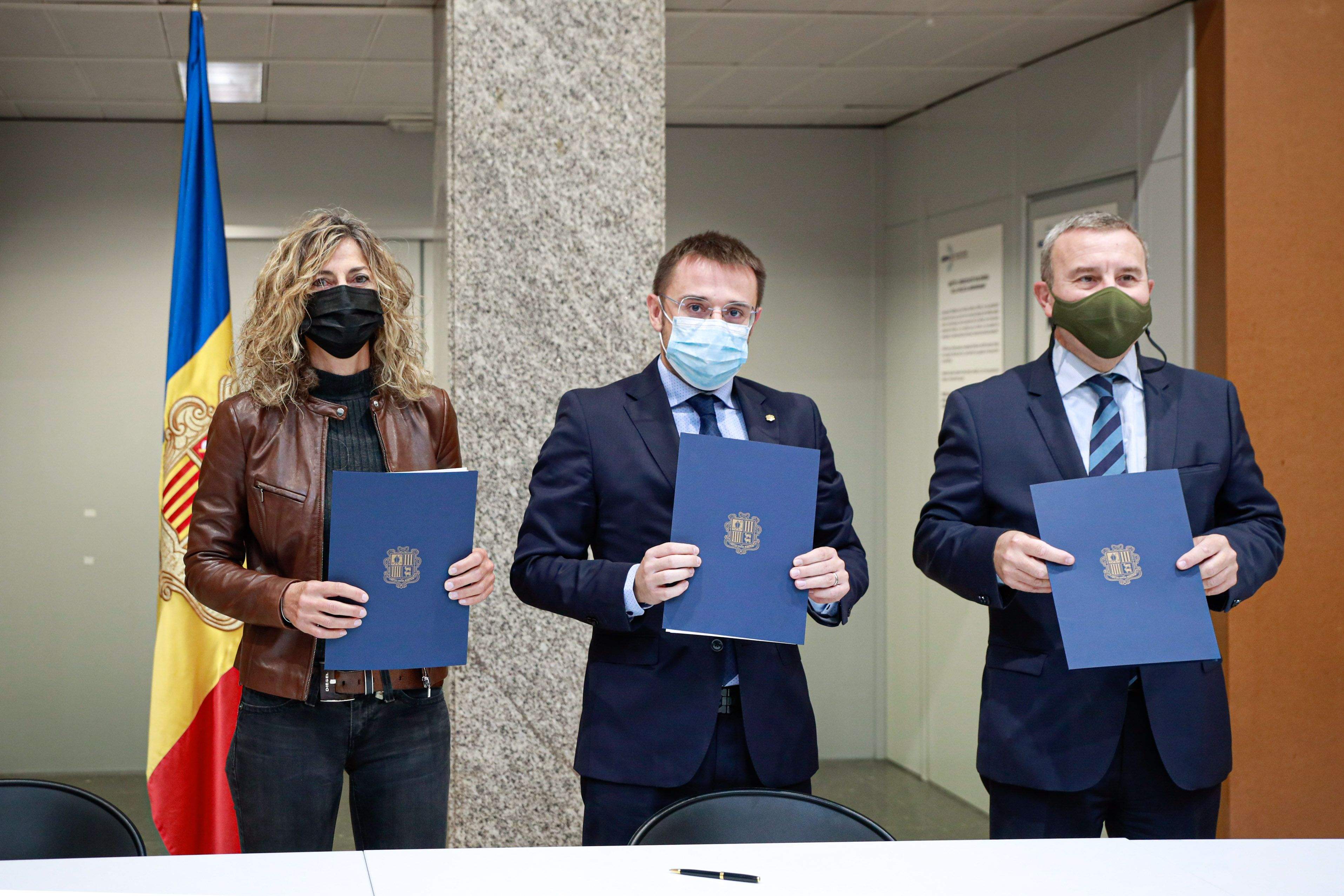 Representants de les tres parts signant l'acord.