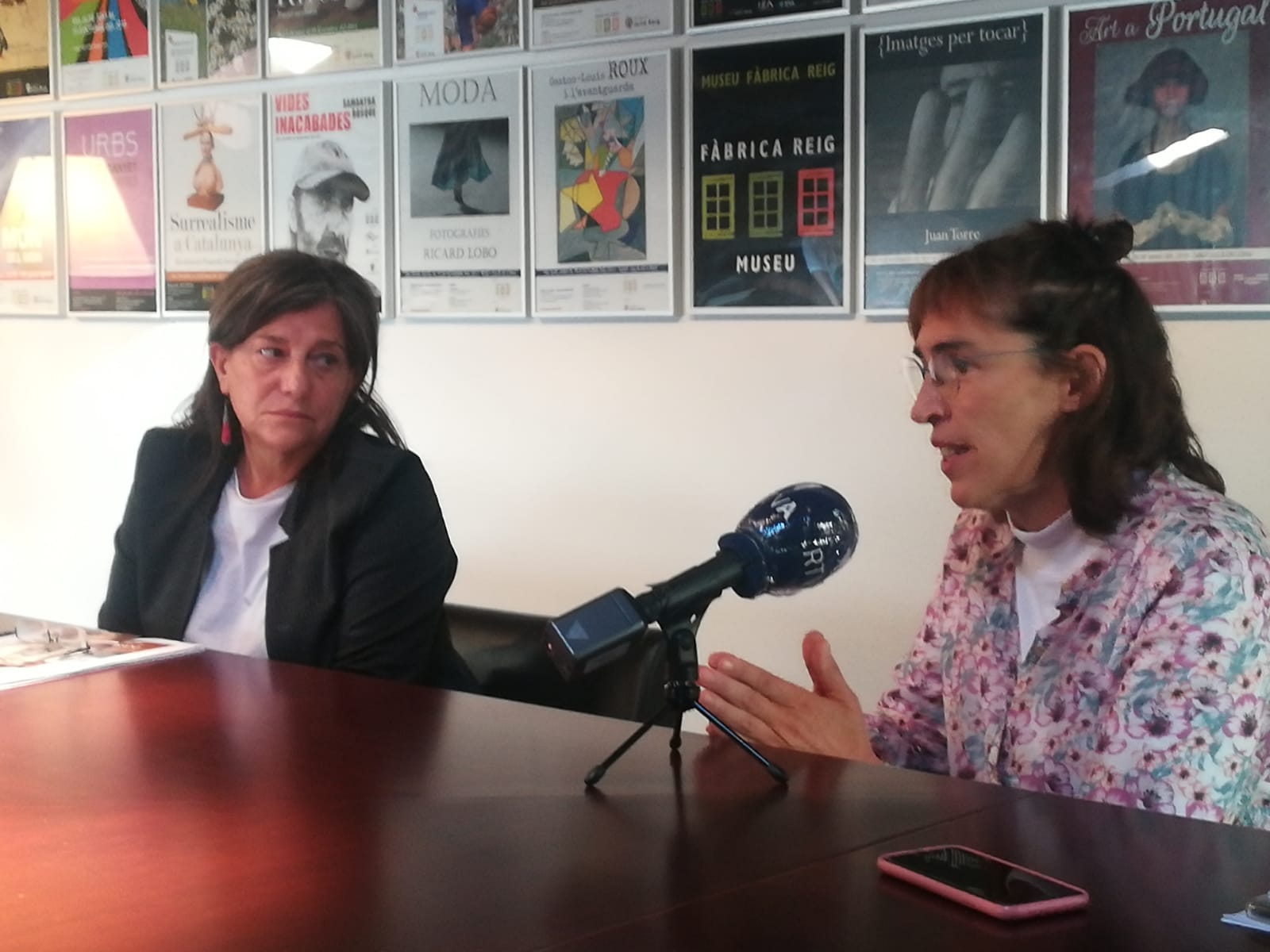 La presidenta de la Fundació Reig, Deborah Ribas explica els motius del tancament en presència de la directora, Maria Martí.