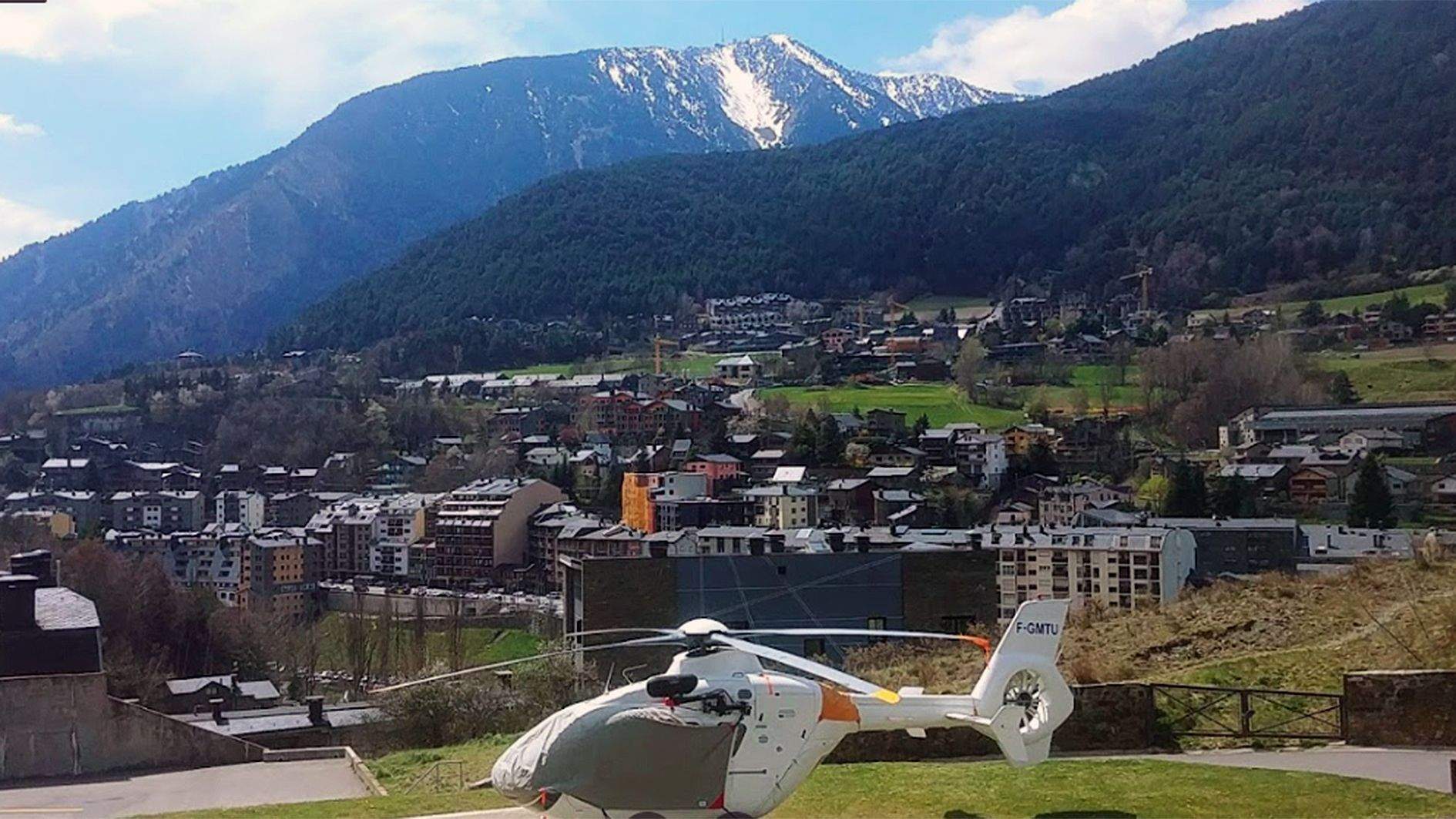 Una vista de la Massana des de la base d'aterratge de l'heliport privat massanenc.