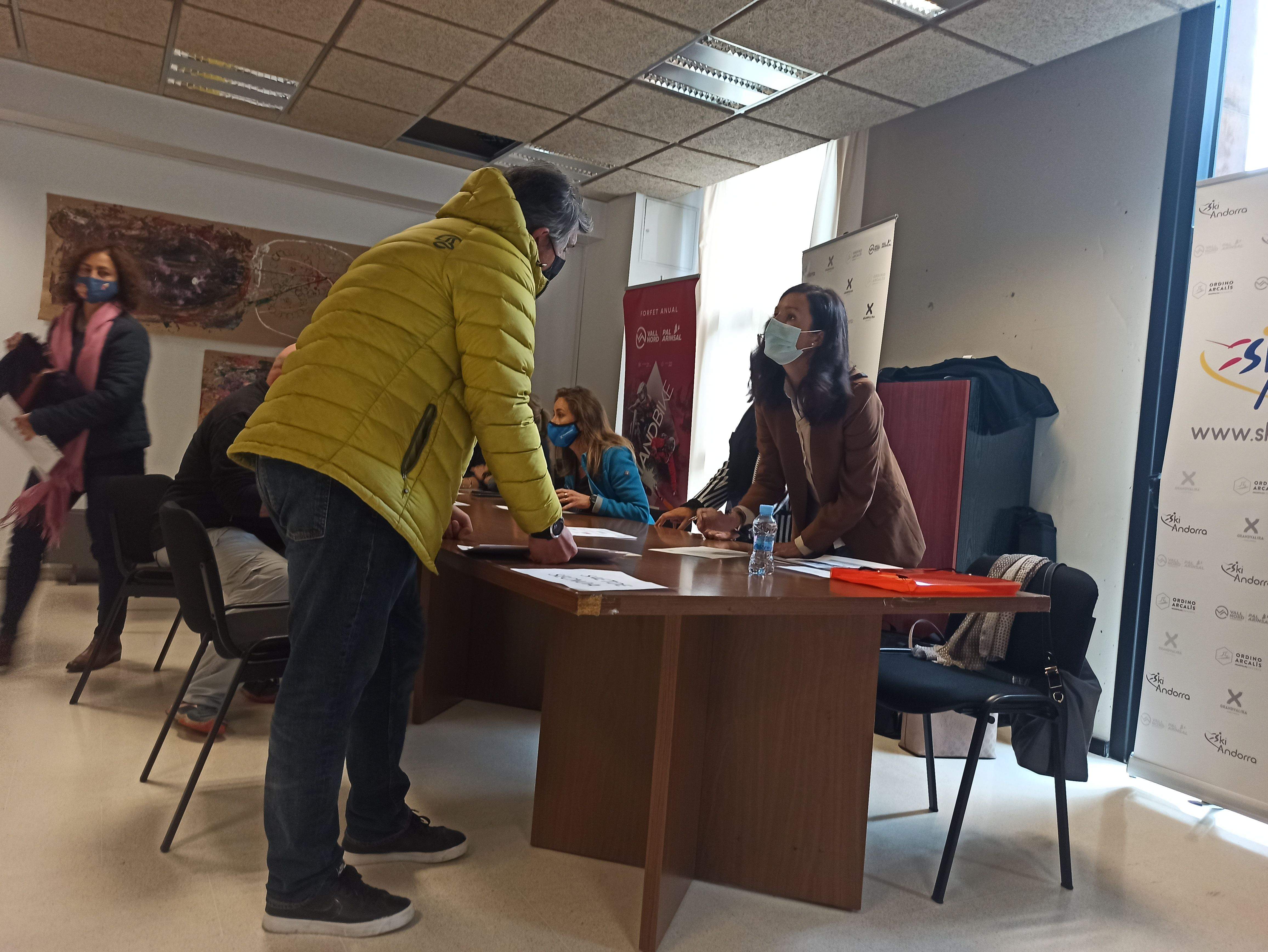 Un dels interessats preguntant sobre les ofertes de feina a les estacions.