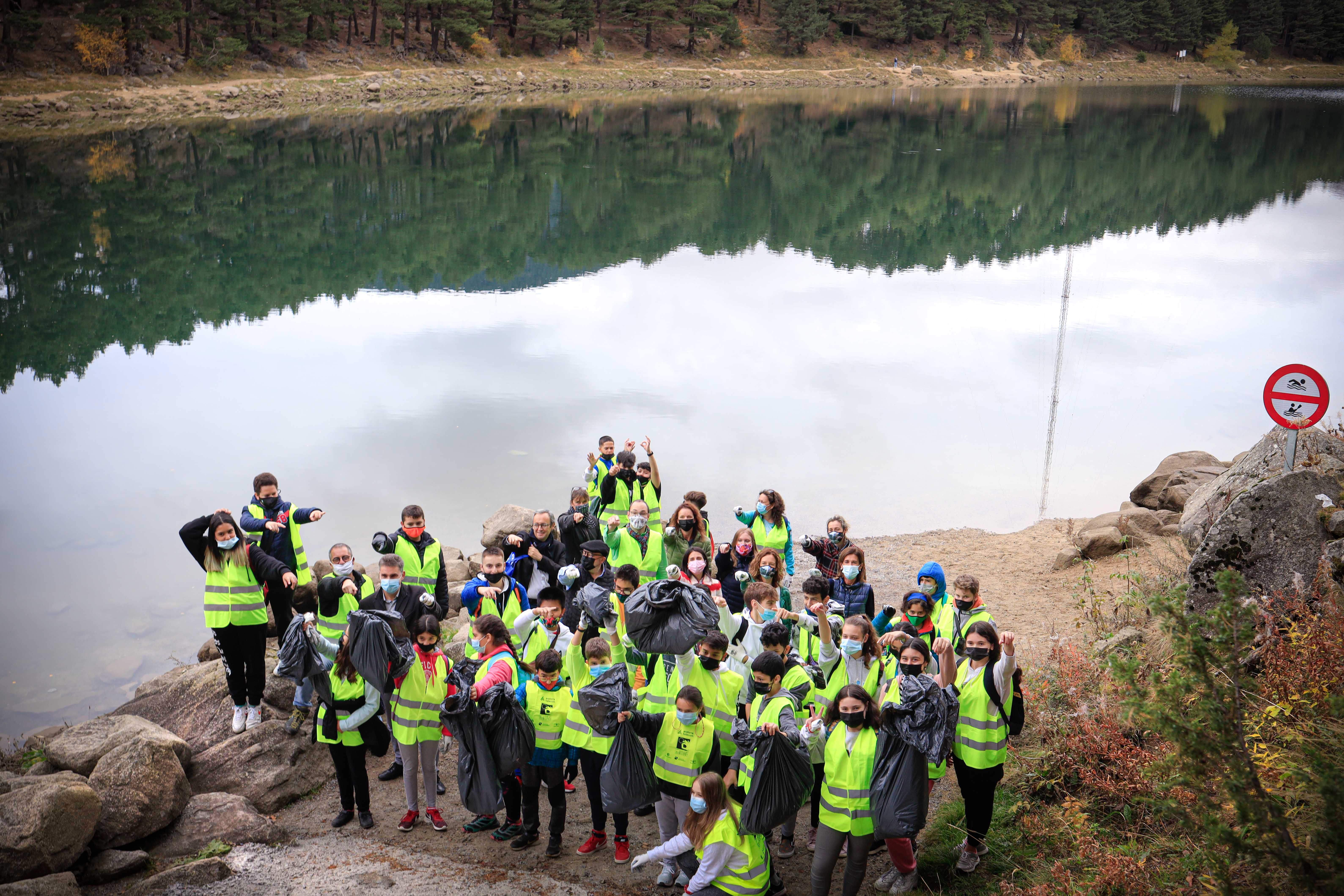Els alumnes del Lycée Comte de Foix a la recollida al llac d'Engolasters.