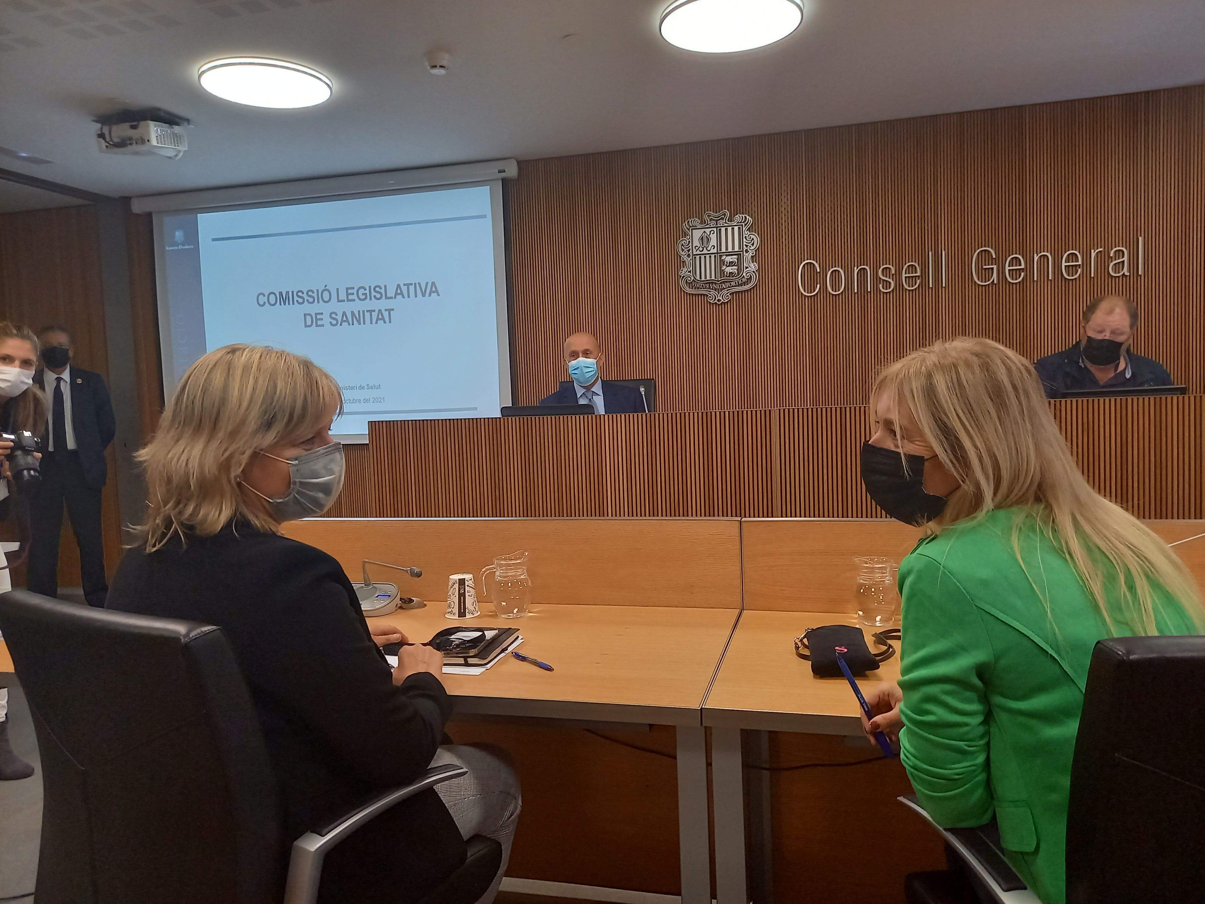 Les conselleres ordinenques Berna Coma i Sandra Codina xerren amb Benazet de fons abans de la sessió.