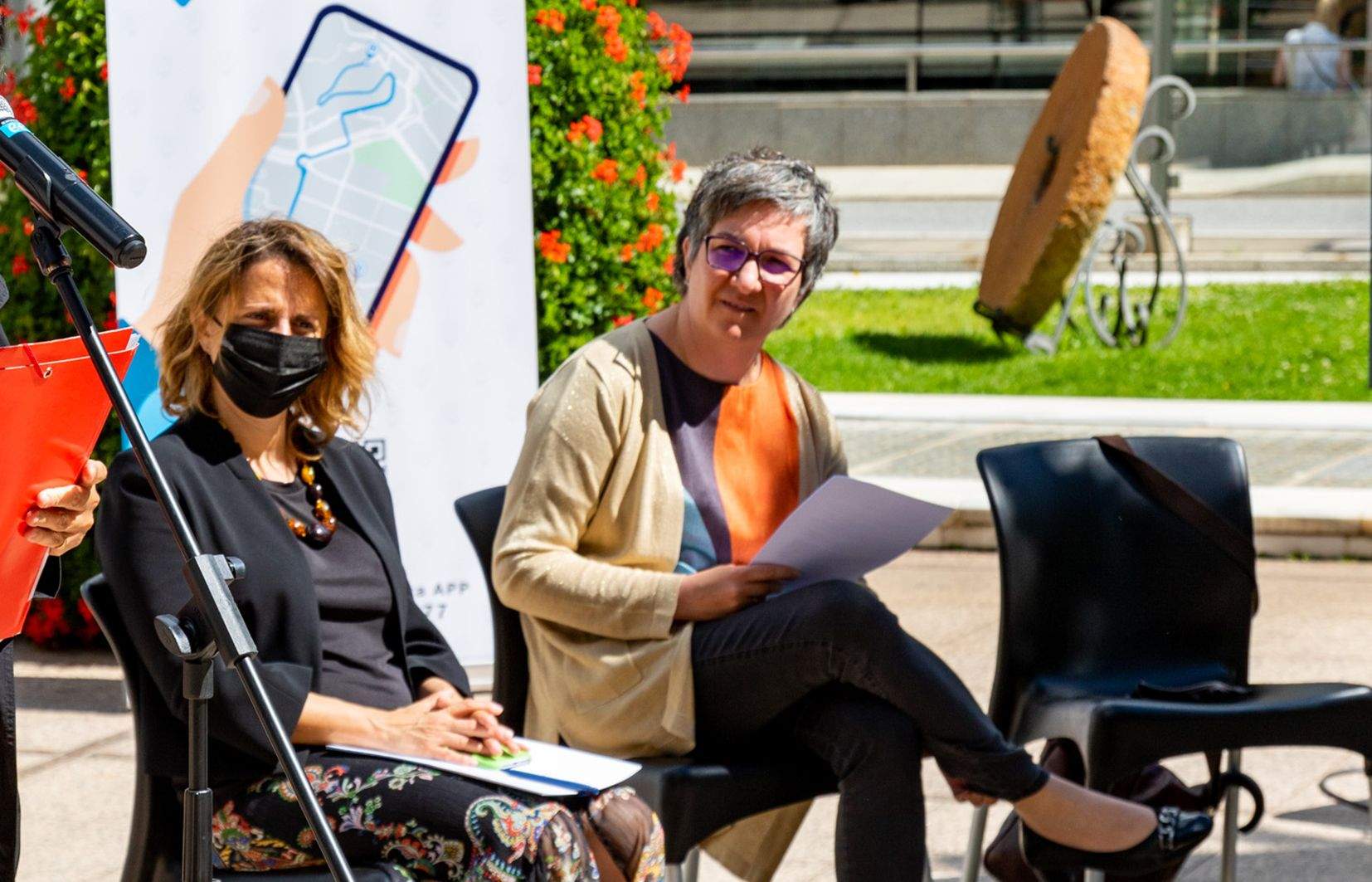 Rosa Gili i Cèlia Vendrell en un acte comunal.