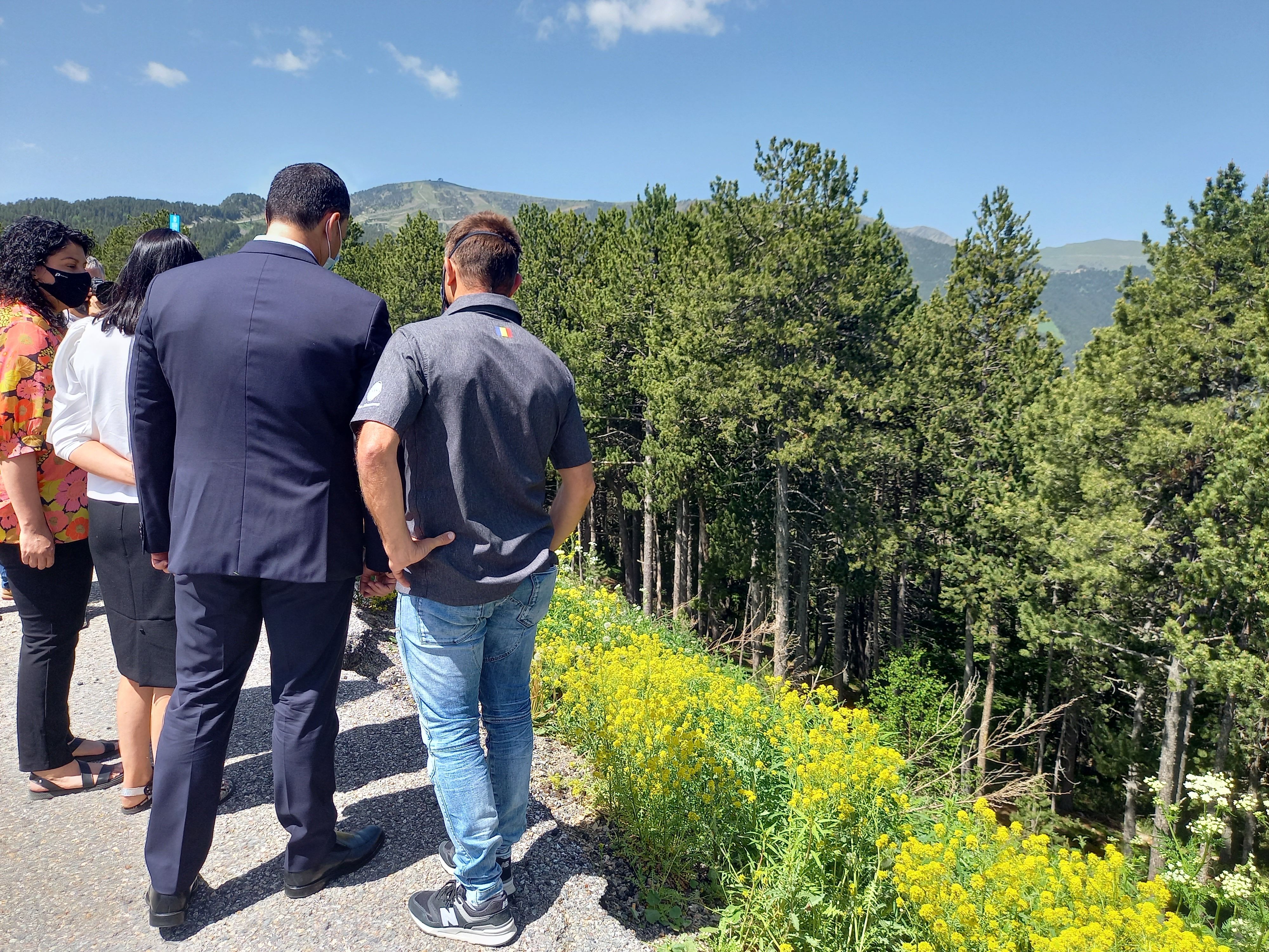 Gallardo, les cònsols de la Massana i Josep Martiscella, al costat del terreny on anirà l'heliport.