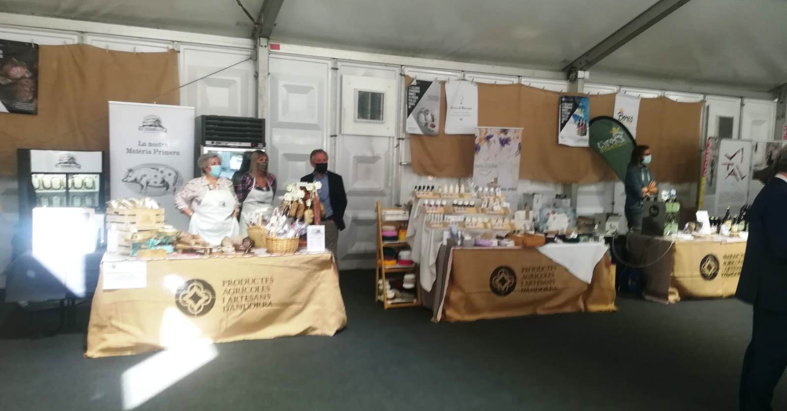 Productors agrícoles i artesans a la fira.