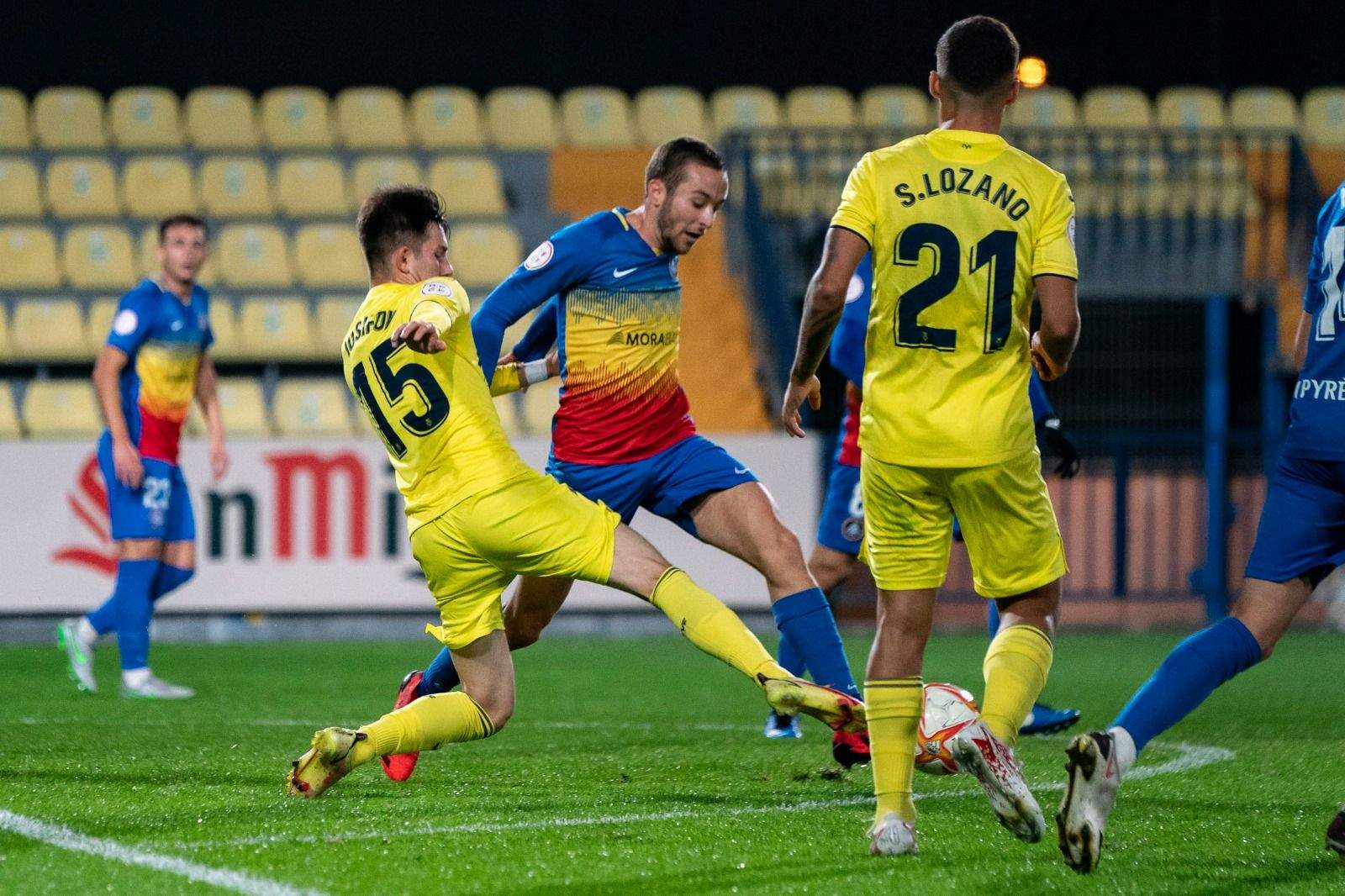 Aguado intenta emportar-se una pilota davant una entrada del groguet Nikita.