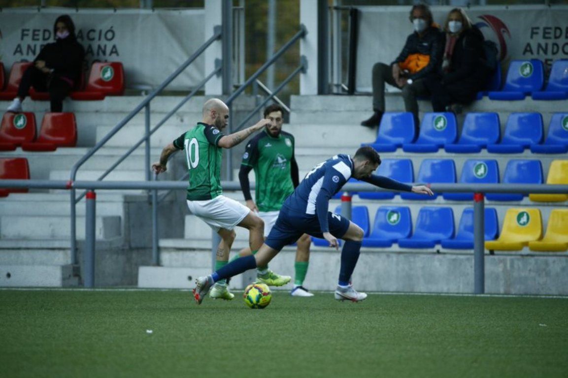 García intenta controlar la pilota superant l'escomesa d'un rival al Sant Julià-FC Santa Coloma.