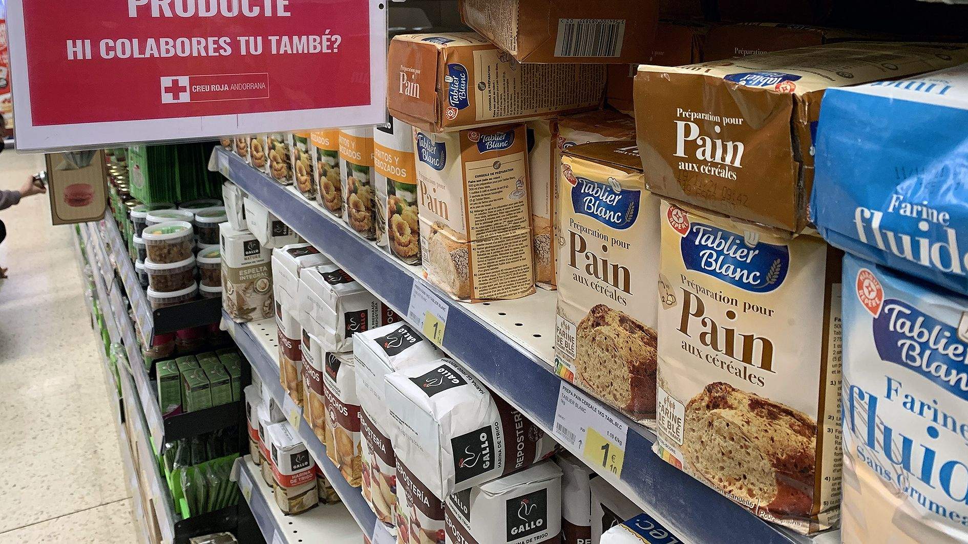 Productes de primera necessitat en les estanteries d'un supermercat.