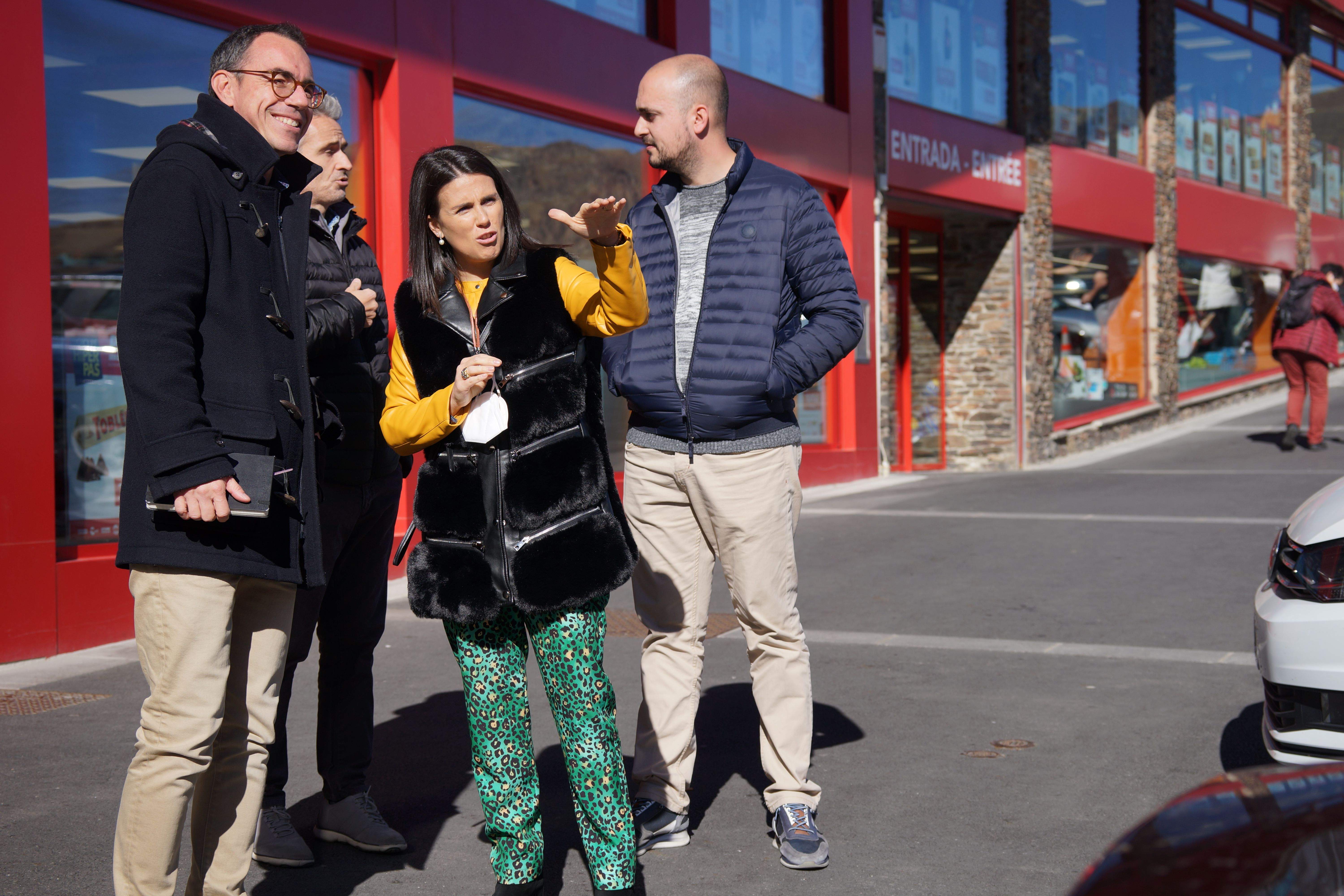 La cònsol i els consellers i tècnics durant la visita.