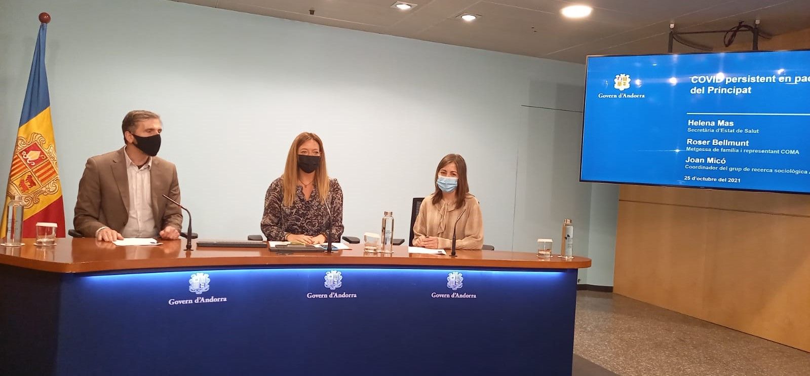 Micó, Mas i Bellmunt han presentat el qüestionari. Micó, Mas i Bellmunt han presentat el qüestionari.