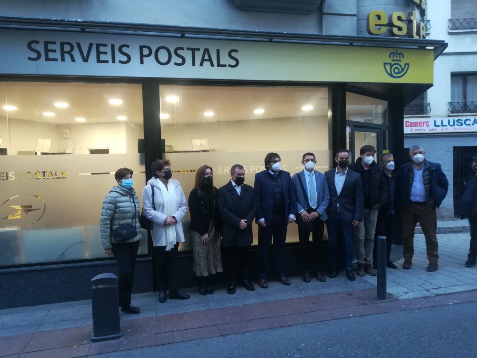 Representants del comú de Sant Julià, de La Poste i de Correos davant de l'oficina aquest dilluns.