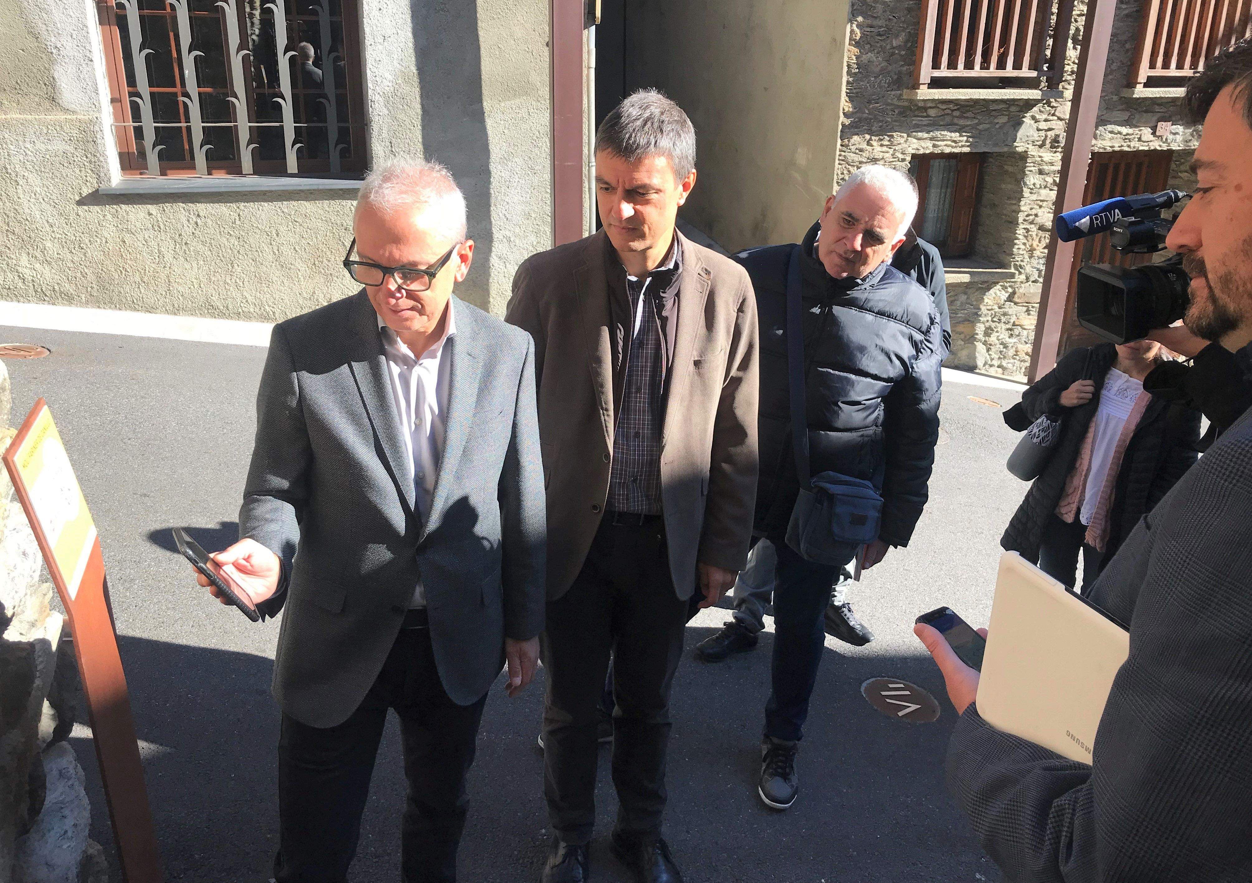 El cònsol de Canillo, Francesc Camp, provant el codi QR ubicat al Molí Fariner de la parròquia.