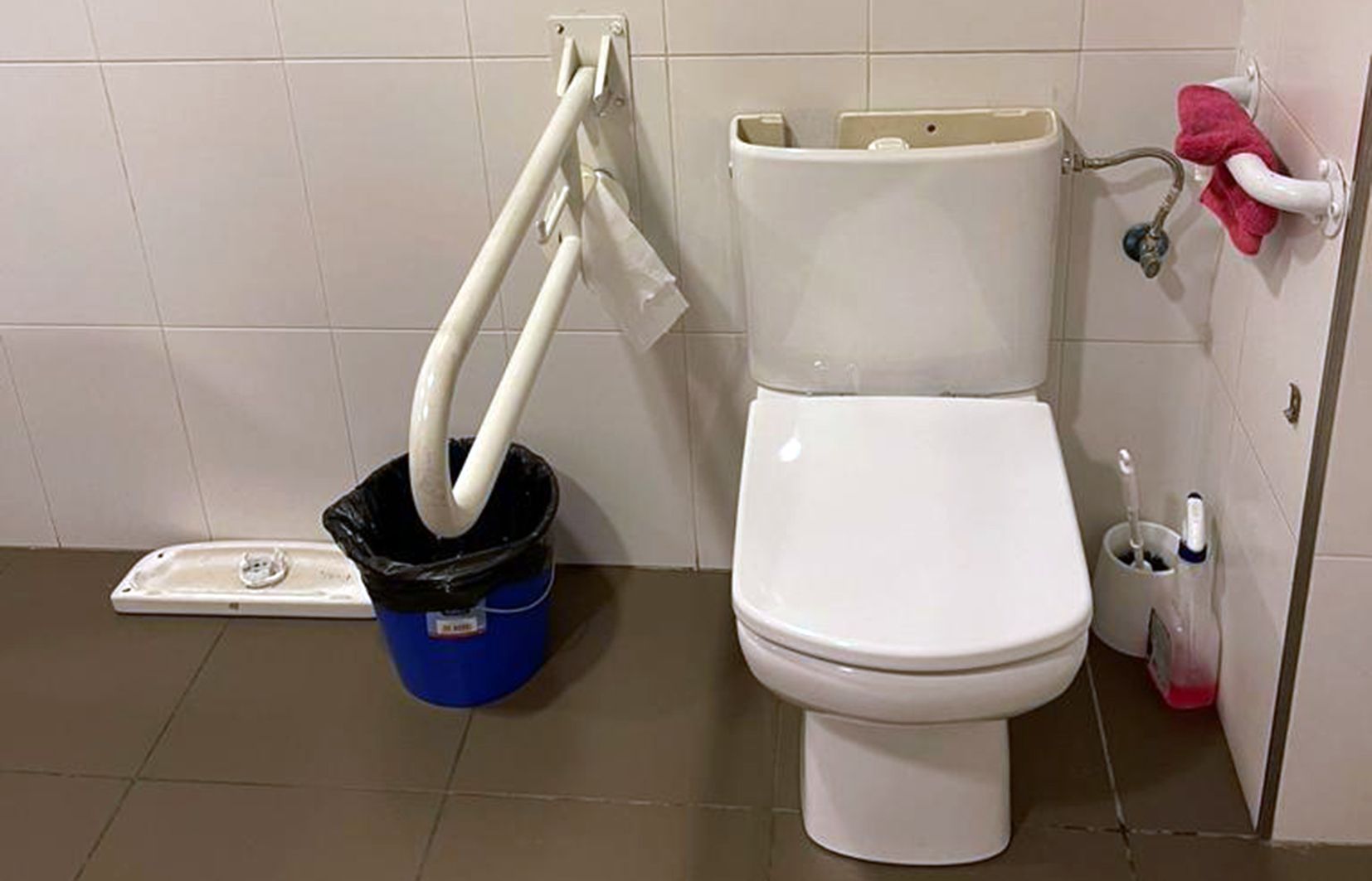 Els agents es queixen que no poden anar ni al lavabo. Els agents es queixen que no poden anar ni al lavabo.