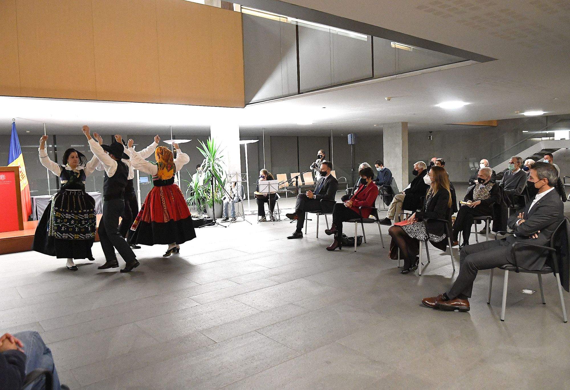 Un moment de l'acte al vestíbul del Consell General.