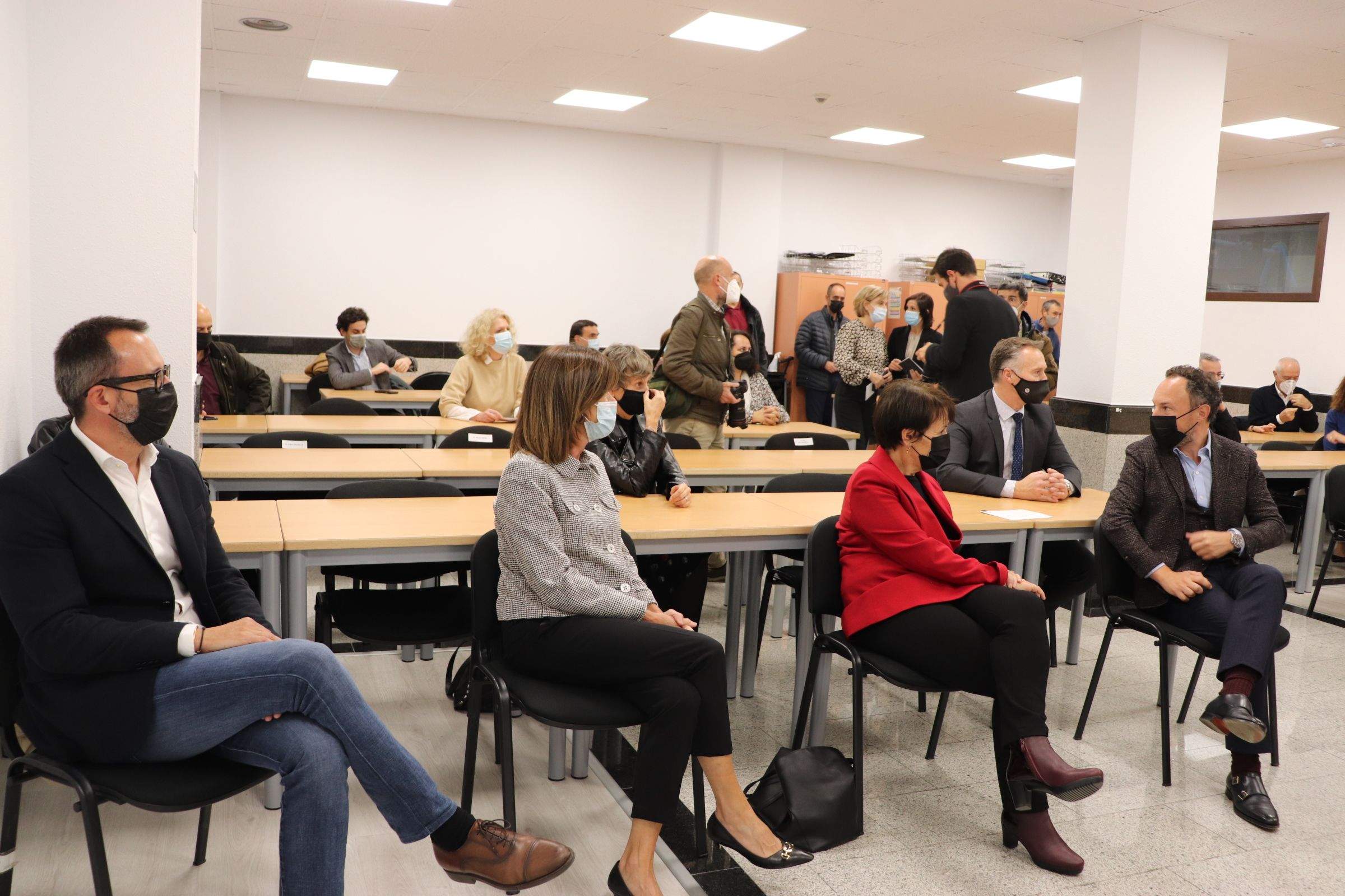 Les autoritats a la inauguració del centre Al llarg de la vida.