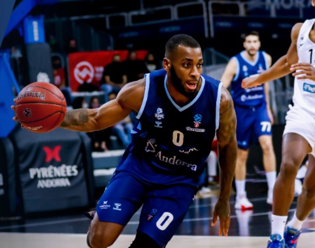 Miller-McIntyre inicia un contraatac durant el partit d'aquest dimecres.