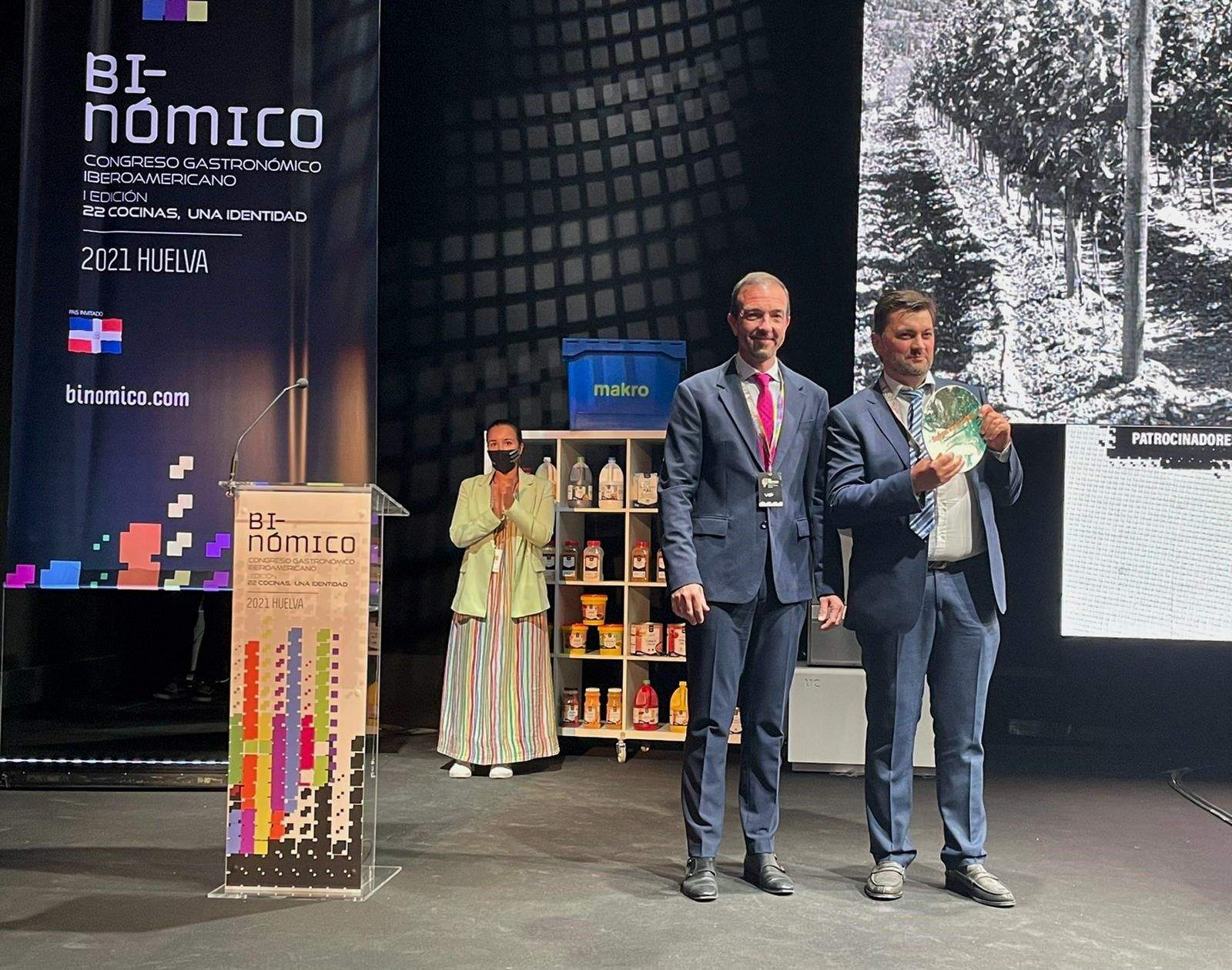 Torres amb Joan Albert Farré, un cop entregat el premi.